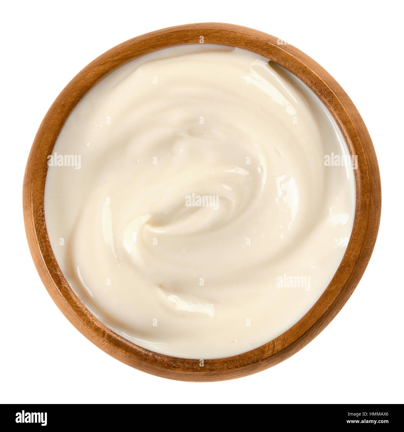 La maionese in ciotola di legno, anche mayo, un color giallo paglierino, densa e cremosa medicazione, spesso usato come condimento. Emulsione di olio e tuorlo d'uovo. Foto Stock
