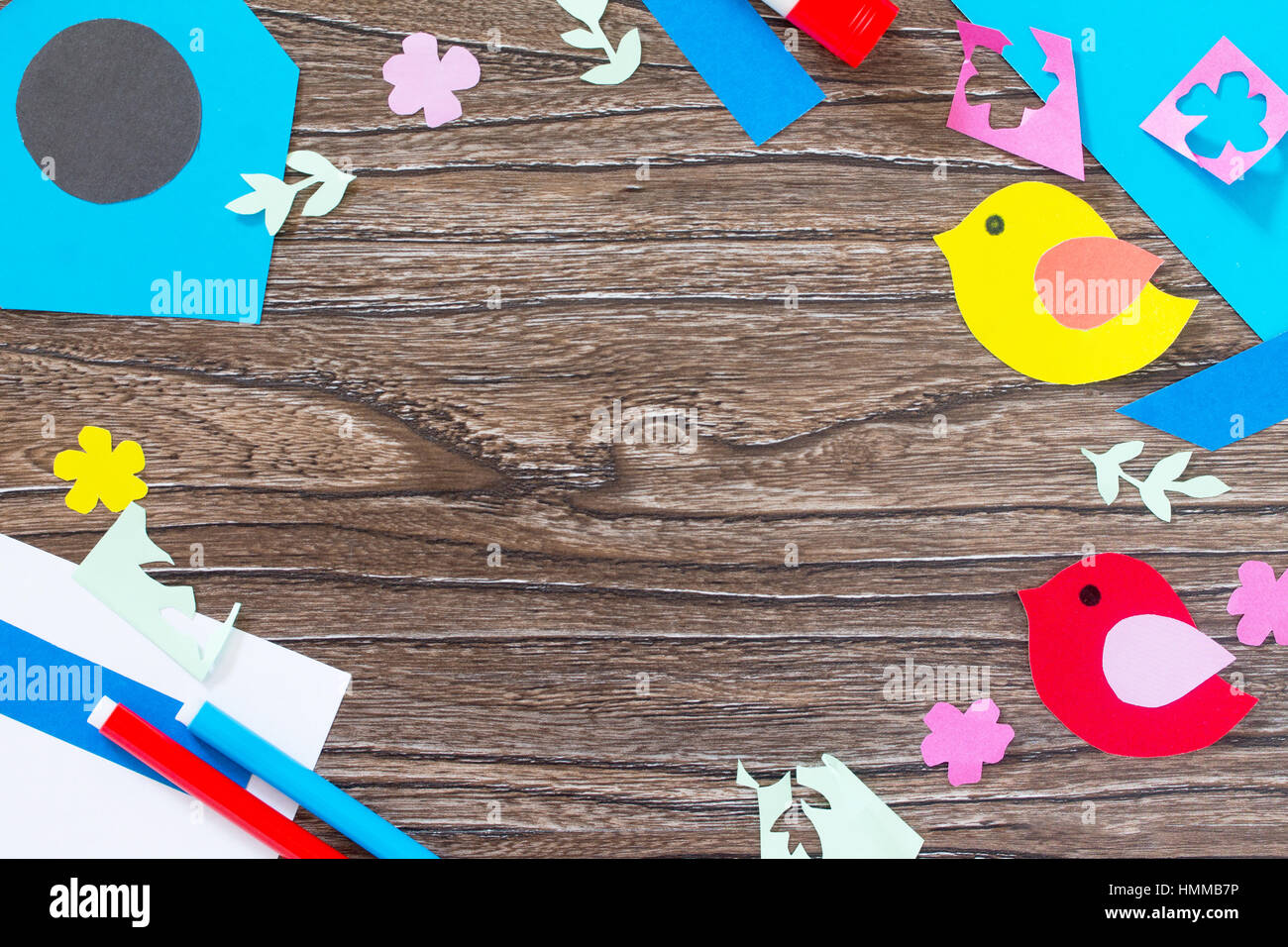 Molla dello sfondo. Due uccelli e una casetta per uccelli. Craft per bambini. Copia dello spazio. Per i bambini il Progetto Arte, ricamo, artigianato per bambini. Foto Stock