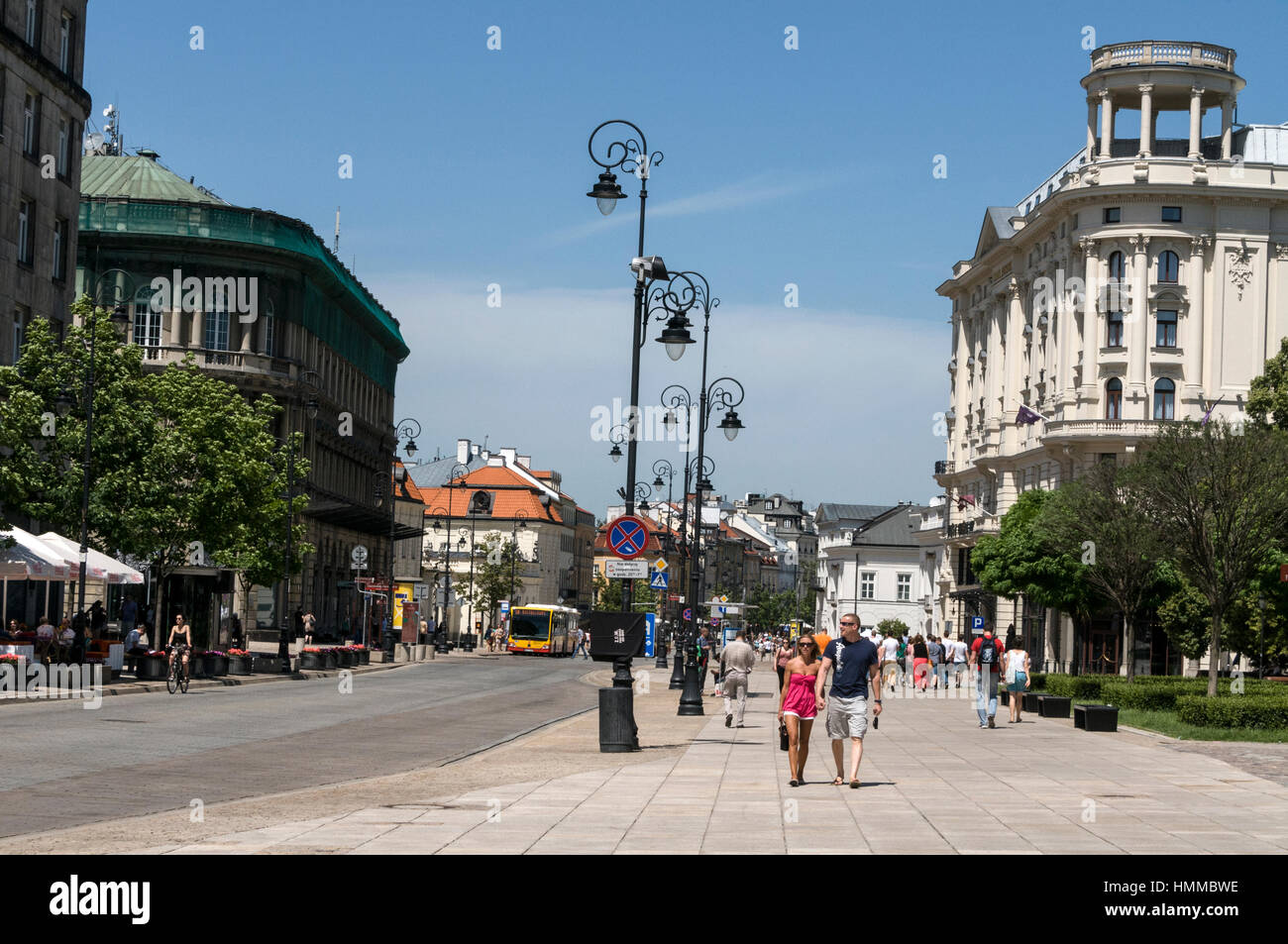 Ulica Krakowskie Przedmieście è sulla via reale ed è una delle più note e prestigiose vie con palazzi storici, chiese e top n Foto Stock