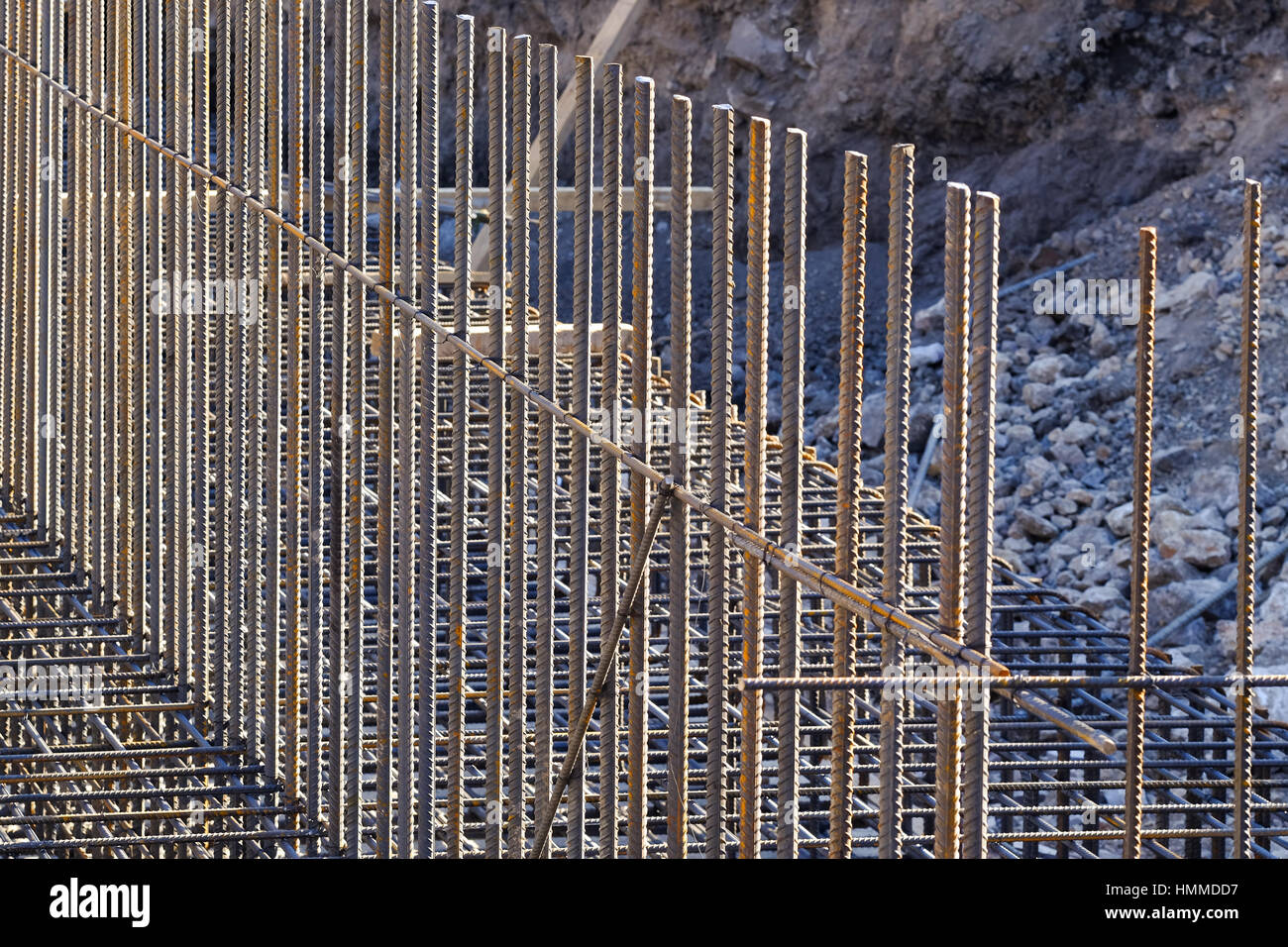 Barre in acciaio rinforzo su un sito in costruzione. Foto Stock