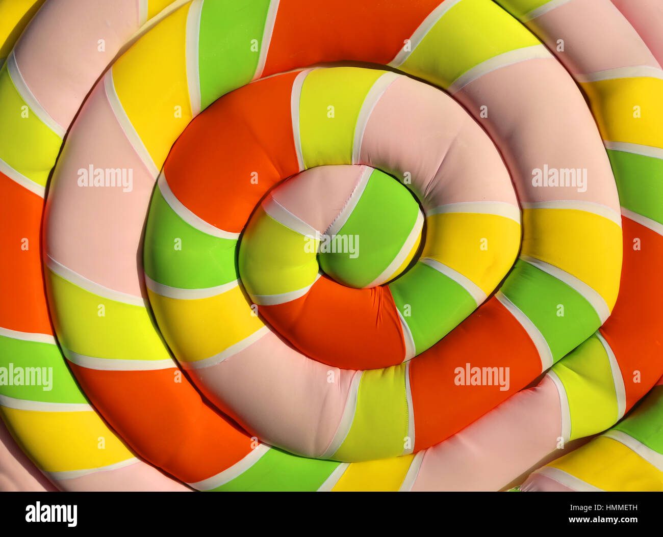 Grande morbido cuscino conformato come un gigante di marshmallow con una spirale colorata Foto Stock
