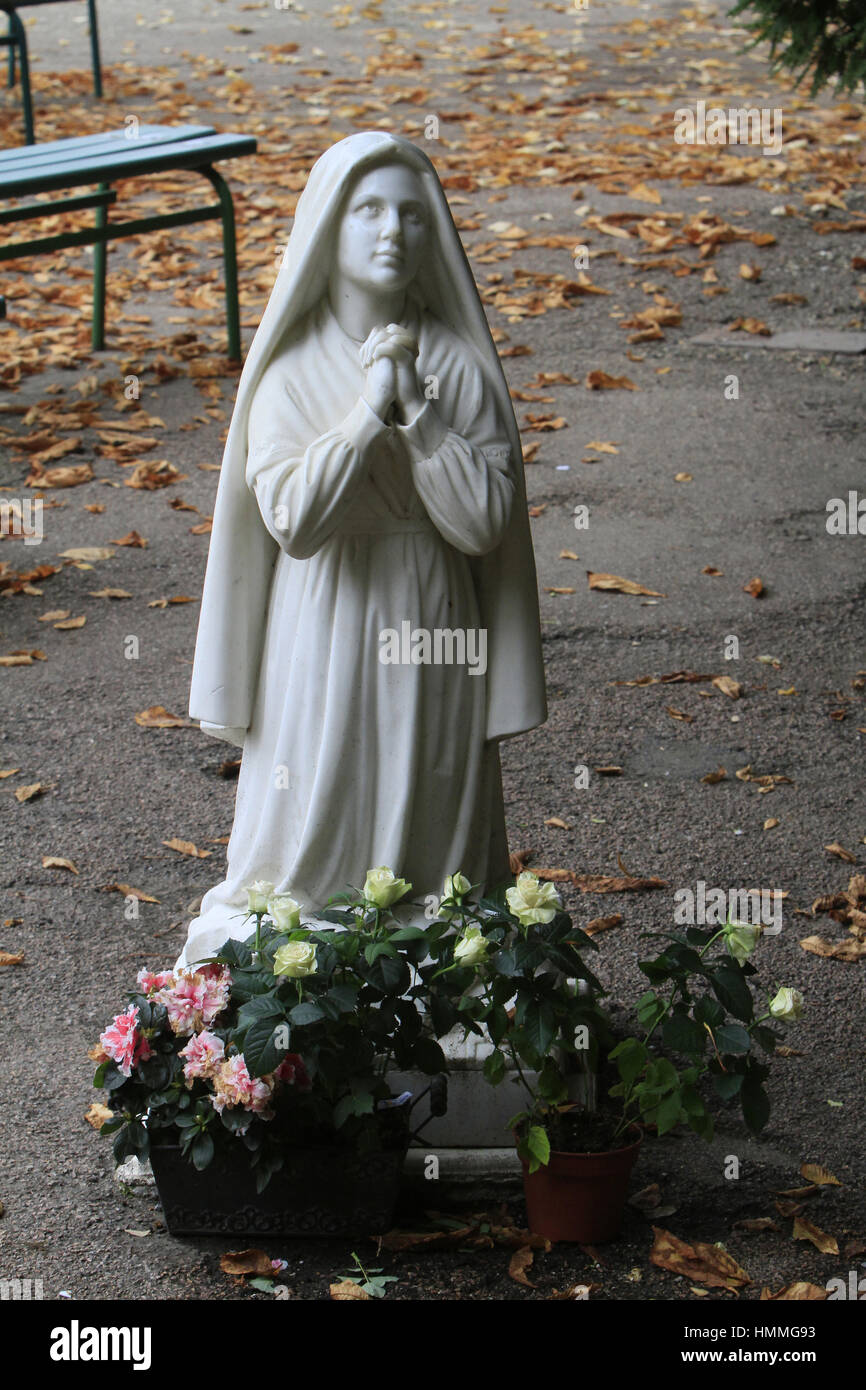 La scultura de Bernadette Soubirous priant devant la statuetta de la Vierge-Marie. Grotte de Lourdes. Couvent Saint-Gildard. Nevers. La Francia. Foto Stock