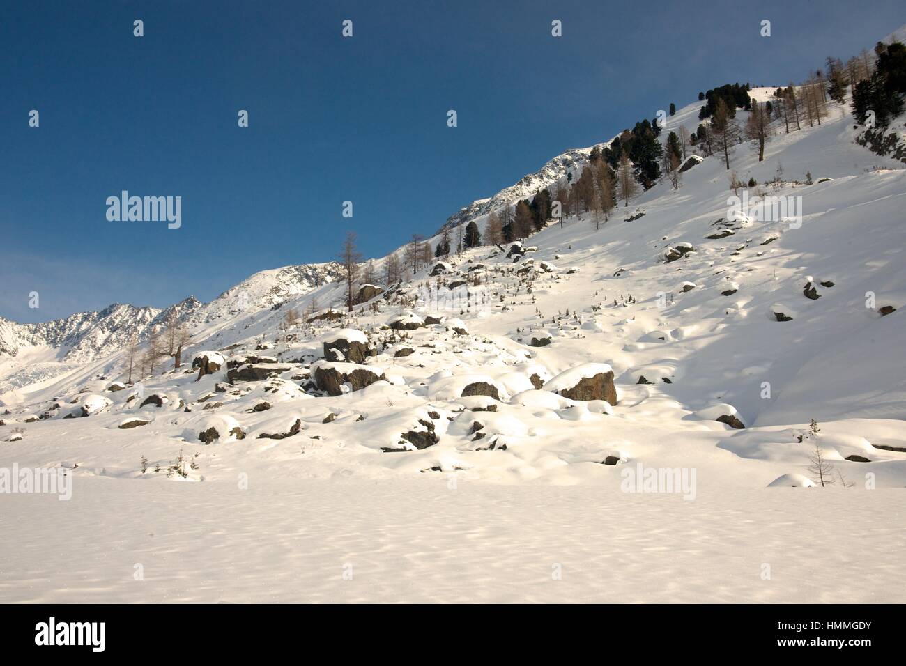 Ghiacciaio in montagna con cielo blu Foto Stock