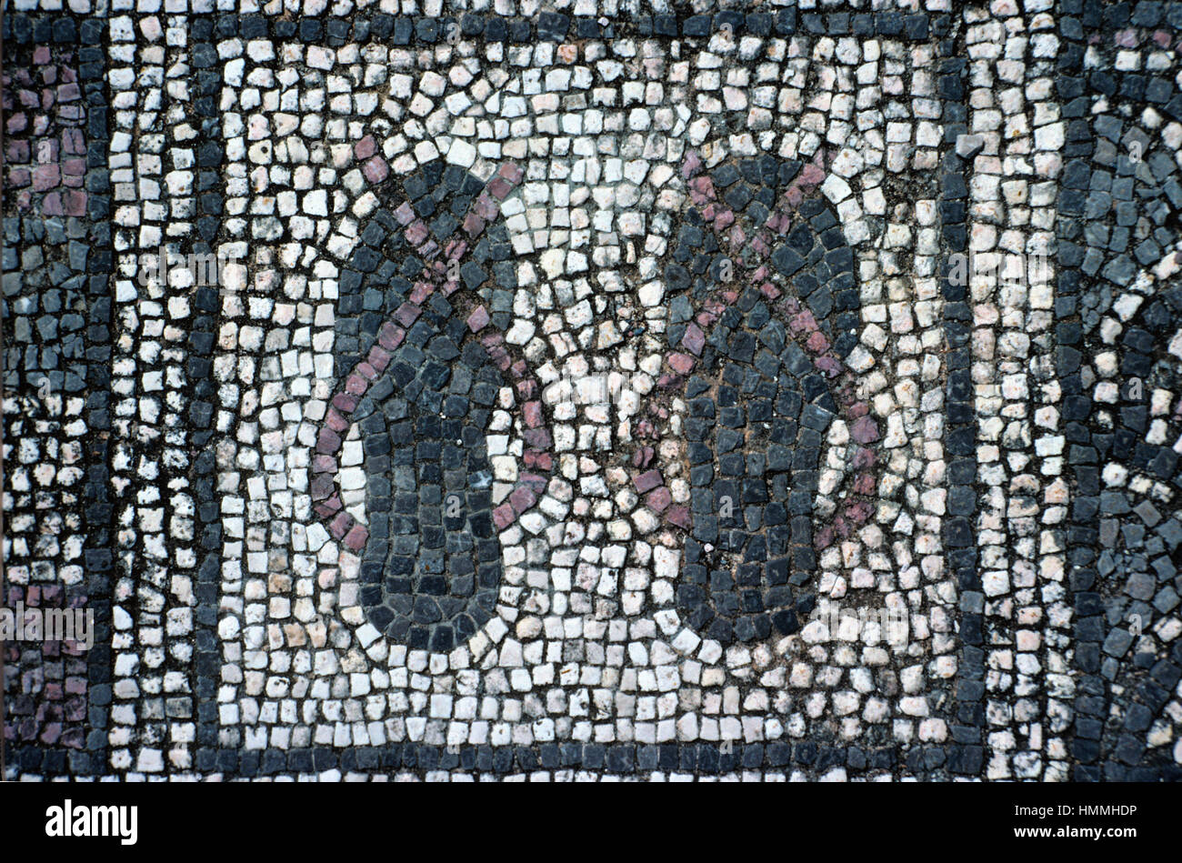 Pietra bizantino pavimento a mosaico di sandali Open-Toed presso le rovine di epoca bizantina Agia Trias Basilica o chiesa della Santa Trinità, vicino Sipahi, la parte settentrionale di Cipro Foto Stock