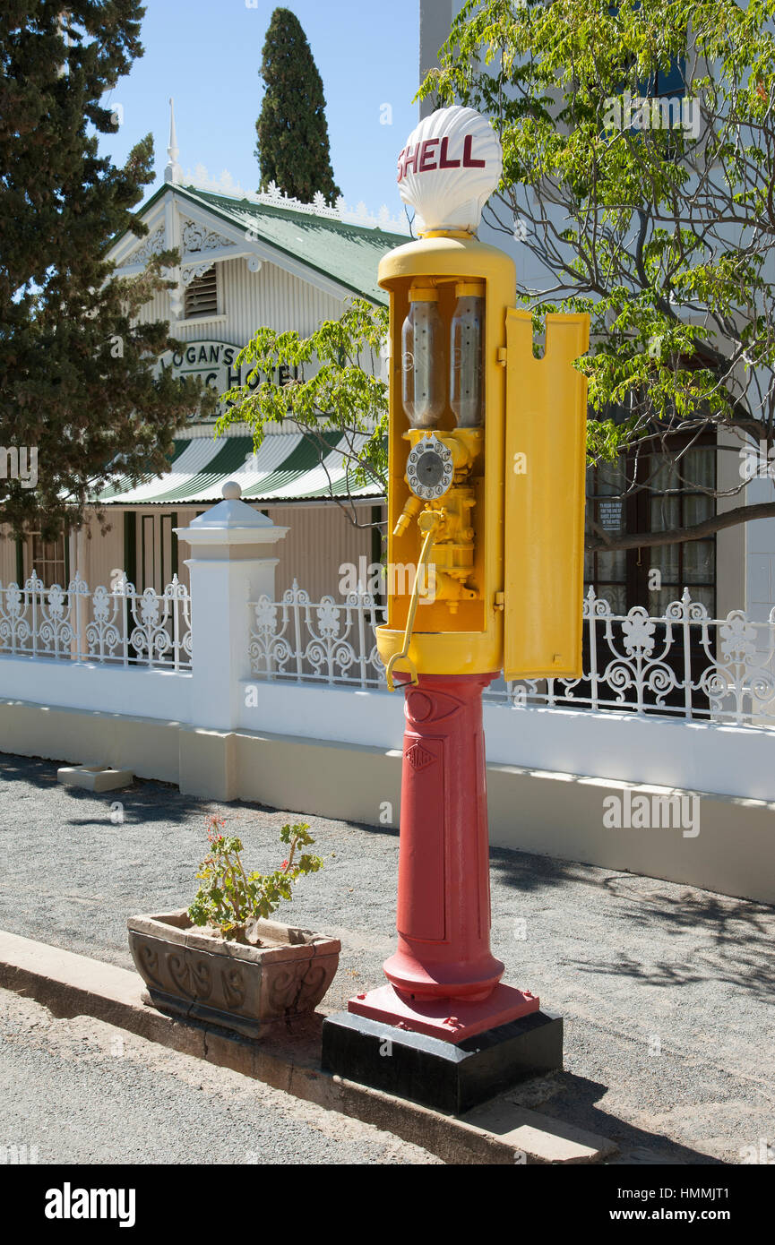 Matjiesfontein nella centrale zona di Karoo del Western Cape in Sud Africa. Vecchie pompe di benzina sulla strada principale di questa storica cittadina Foto Stock