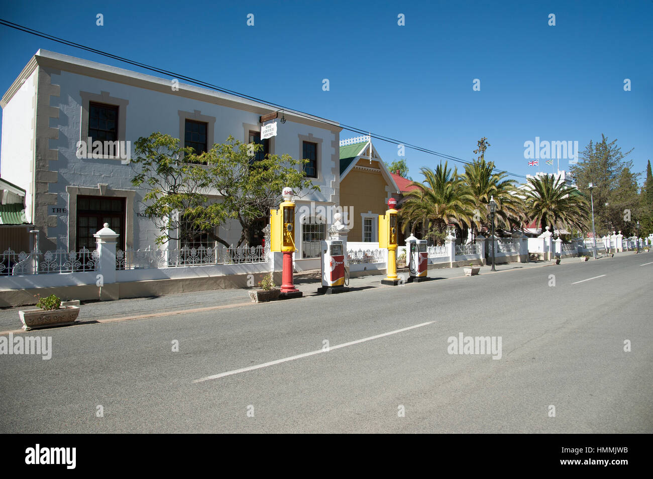 Matjiesfontein nella centrale zona di Karoo del Western Cape in Sud Africa. Vecchie pompe di benzina sulla strada principale di questa storica cittadina Foto Stock