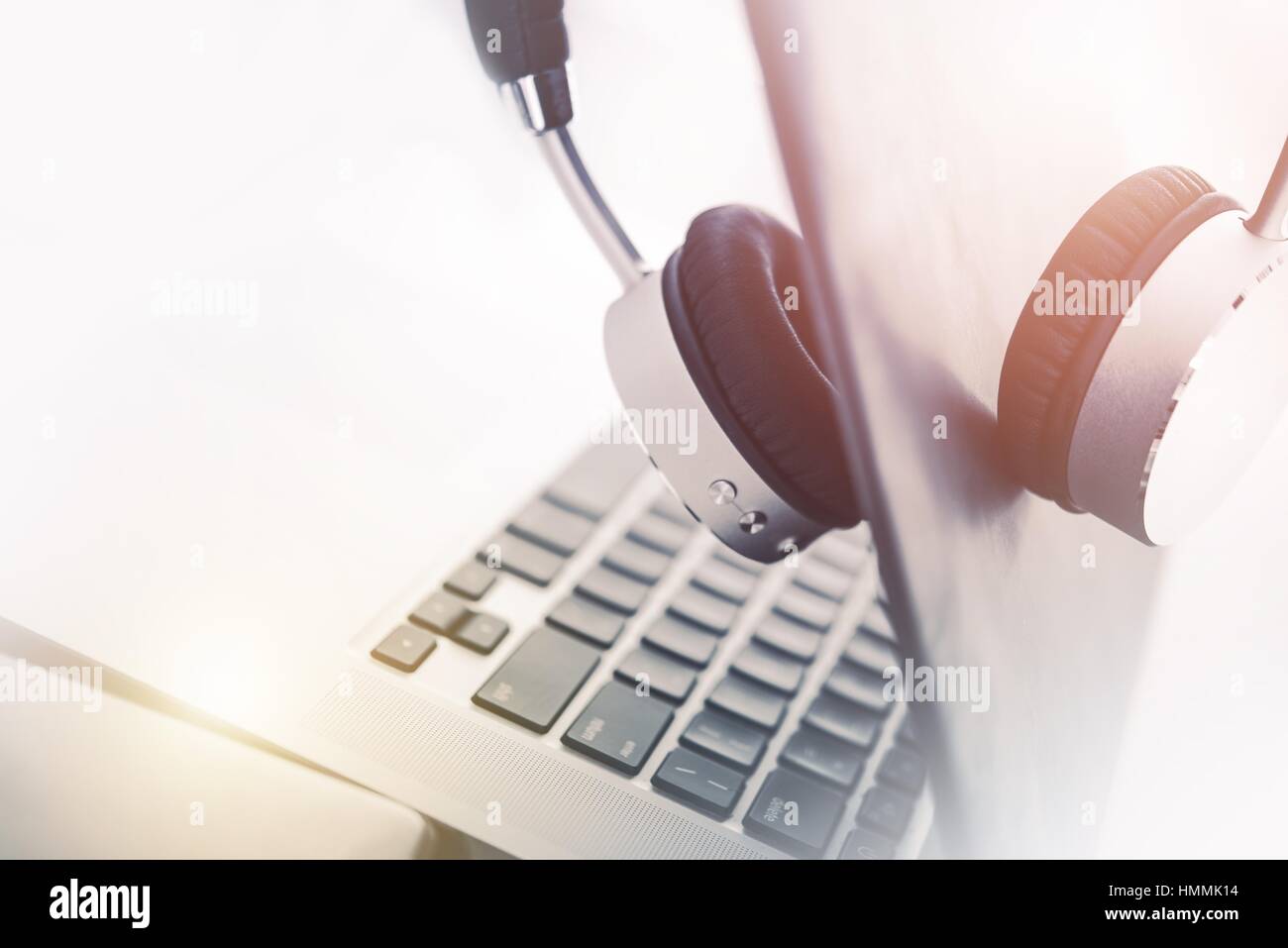 Laptop Mobile Workstation di computer in outsourcing il concetto di lavoro. Moderno Computer e cuffie senza fili per rilassarsi. Foto Stock