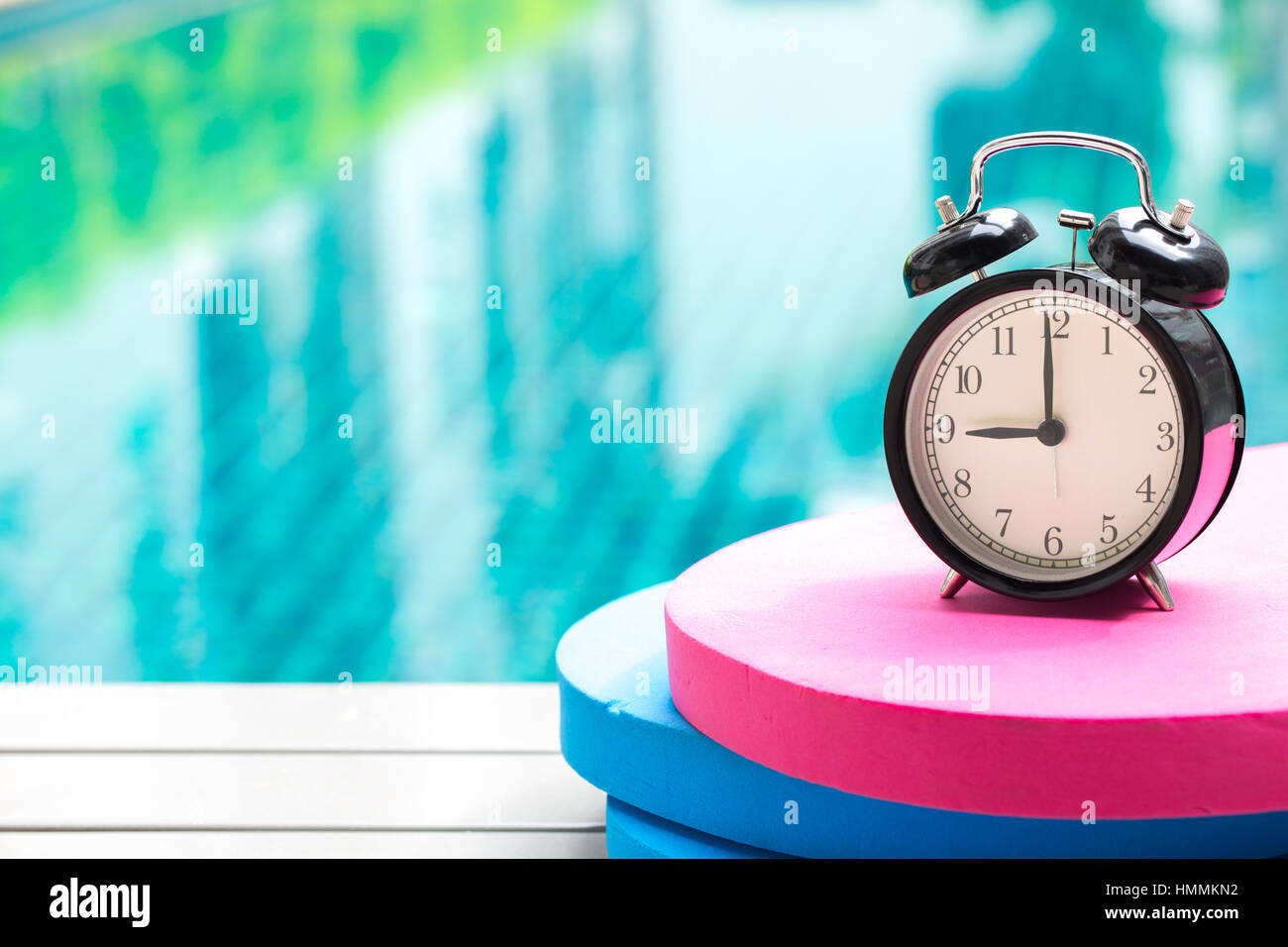 Tempi di nuoto retr campana nero orologio alle ore 9 presso la