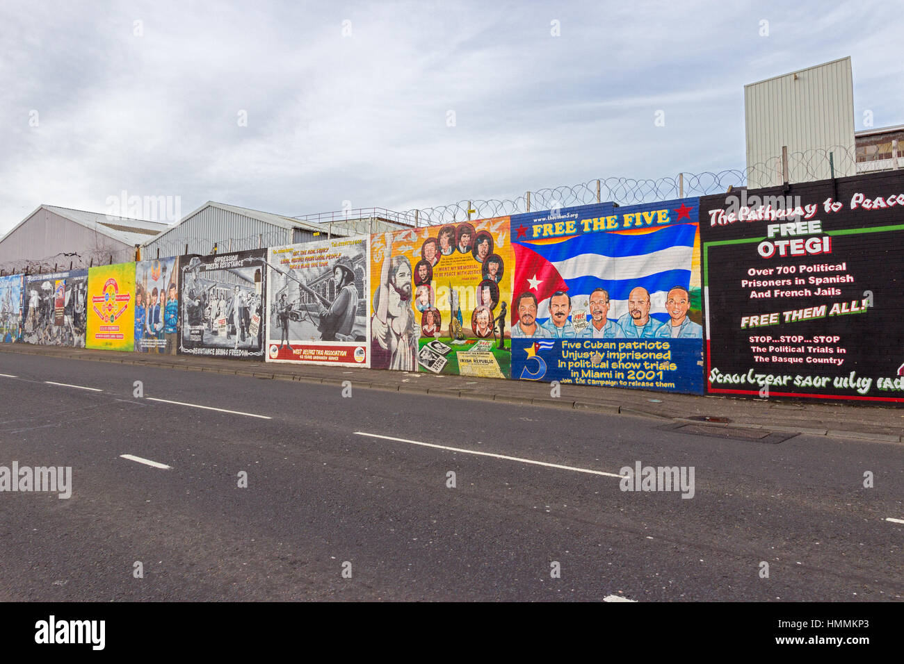 BELFAST, IRLANDA DEL NORD - IL 9 FEBBRAIO 2014: murale politico a Belfast, Irlanda del Nord. Falls Road è famosa per i suoi murales politici. Foto Stock