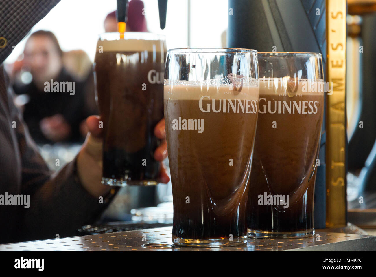 Dublino, Irlanda - Feb 15, 2014: pinte di birra sono serviti presso la birreria Guinness su Feb 15, 2014. La birreria dove 2,5 milioni di pinte di stout sono bre Foto Stock