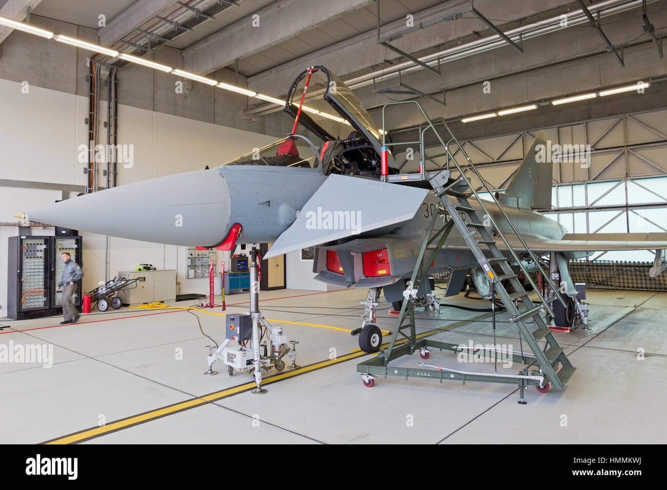 LAAGE, Germania - Agosto 23, 2014: un tedesco Air Force Eurofighter Typhoon parcheggiati in un rifugio durante la Laage airbase open house. Il velivolo è parte di Foto Stock