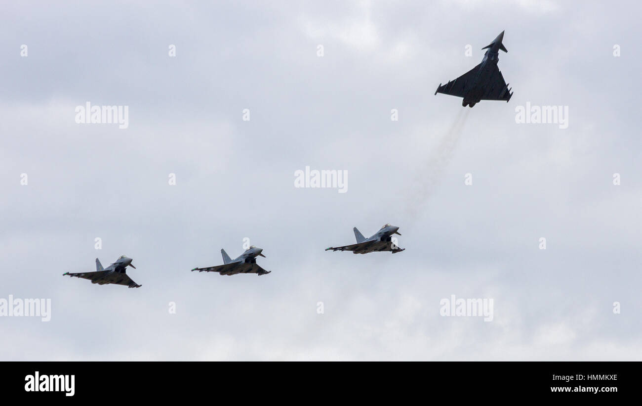 LAAGE, Germania - 23 agosto: Quattro German Air Force Eurofighter Typhoon volo durante il tedesco della Air Force Open Day in forza aerea tattica ala 73 Steinh Foto Stock