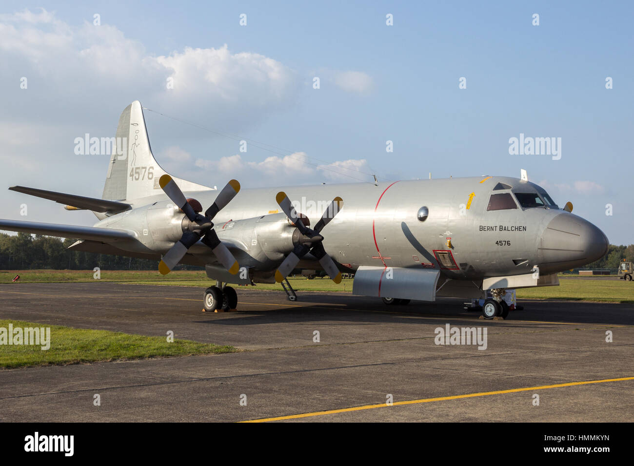 KLEINE BROGEL, Belgio - Sep 13, 2014: Royal Navy norvegese P-3 Orion la sorveglianza marittima aereo sulla pista di Kleine Brogel airbase. Foto Stock