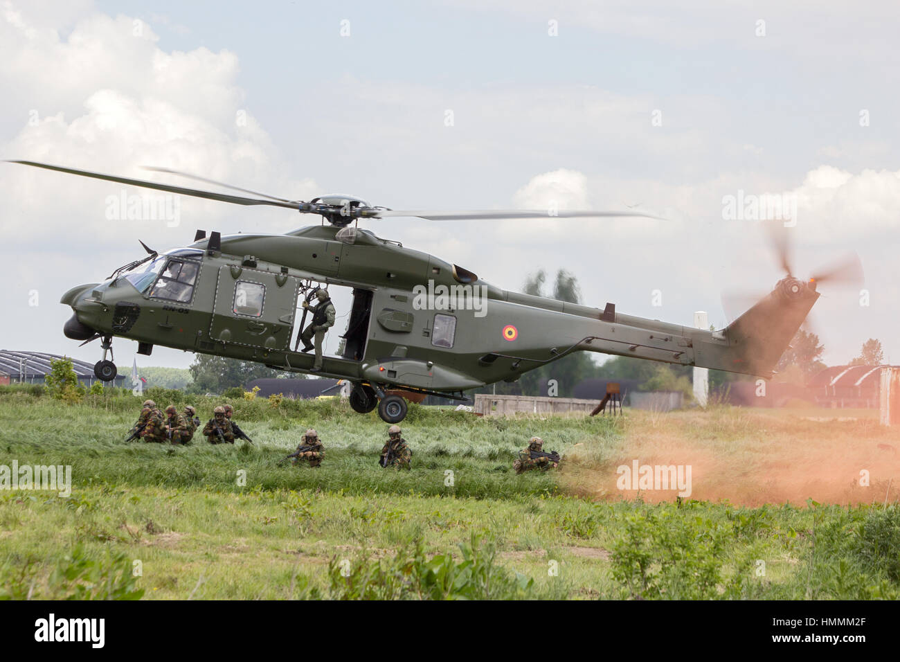 BEAUVECHAIN, Belgio - 20 Maggio 2015: Esercito belga soldati nella parte anteriore del nuovo elicottero NH90 durante l'esercizio THPU. THPU è un elicottero annuale Foto Stock