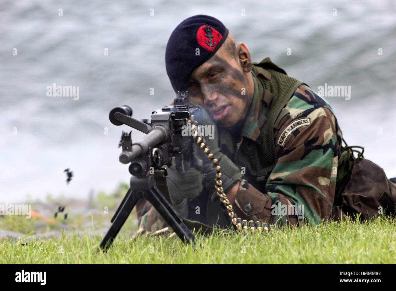 DEN Helder, Paesi Bassi - 23 giugno: Olandese machinegunner Marino durante un assalto anfibio demo durante la marina olandese giorni a giugno 23, 2013 in Den Foto Stock