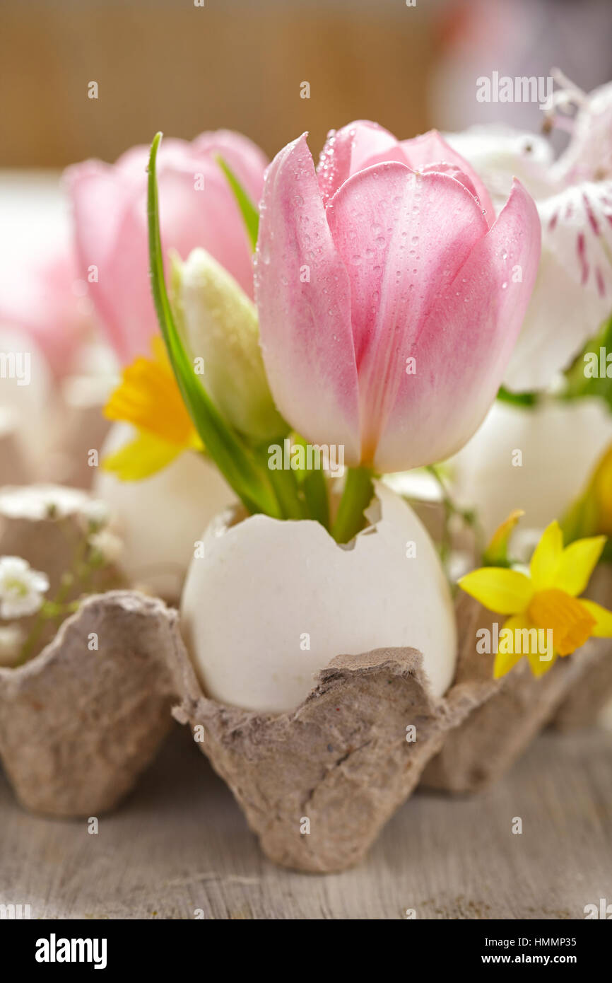 Decorazione di Pasqua con i fiori Foto Stock