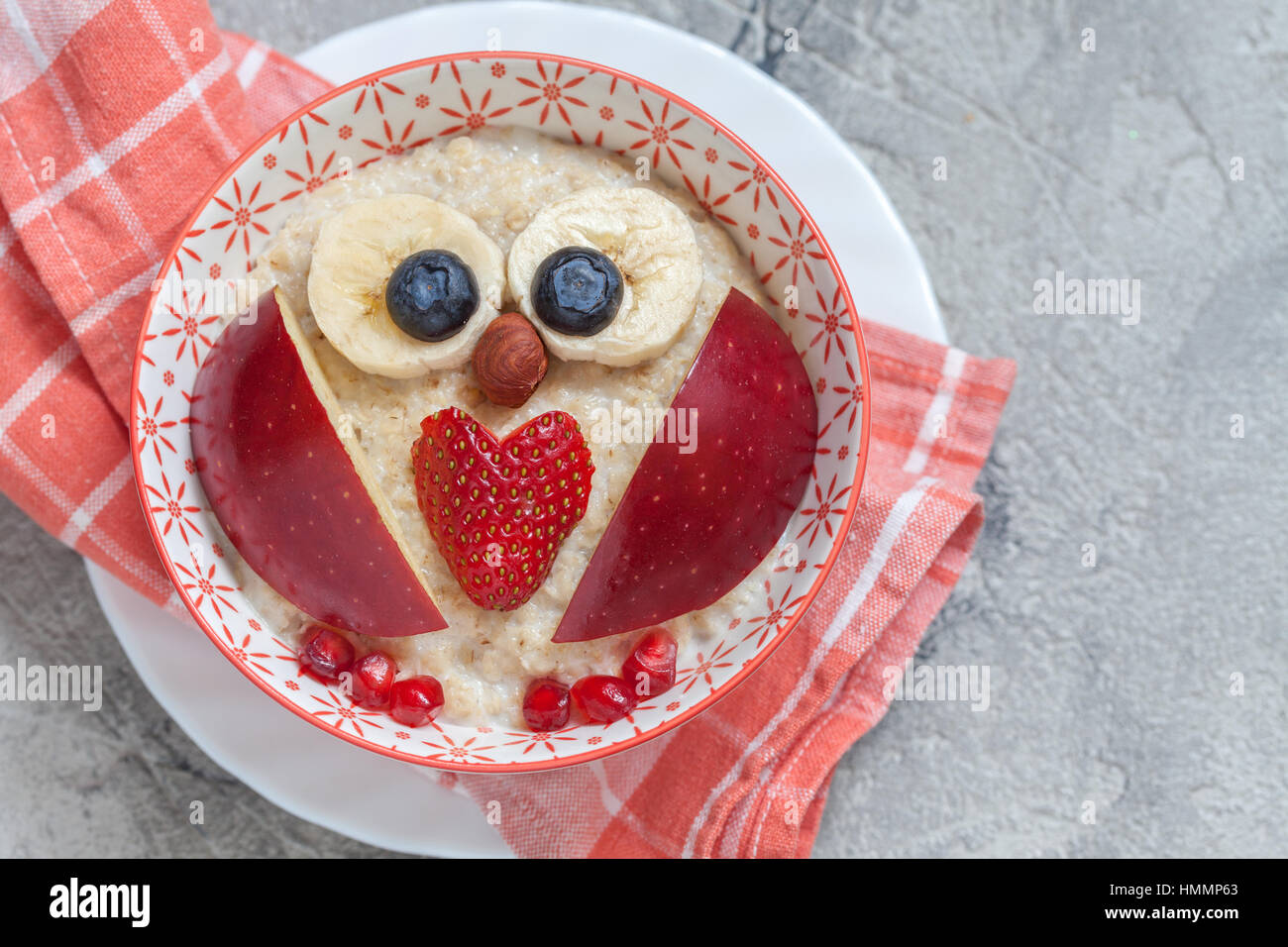 Colazione per bambini porridge con frutta e noci Foto Stock