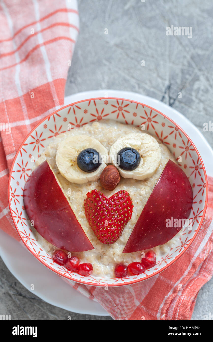 Colazione per bambini porridge con frutta e noci Foto Stock