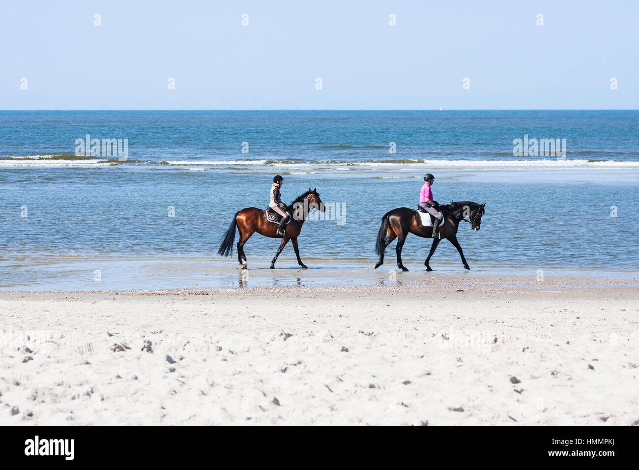 Norderney - 9 maggio: due persone a cavallo sulla spiaggia del Mare del Nord in Norderney, Germania il 10 maggio 2013 Foto Stock