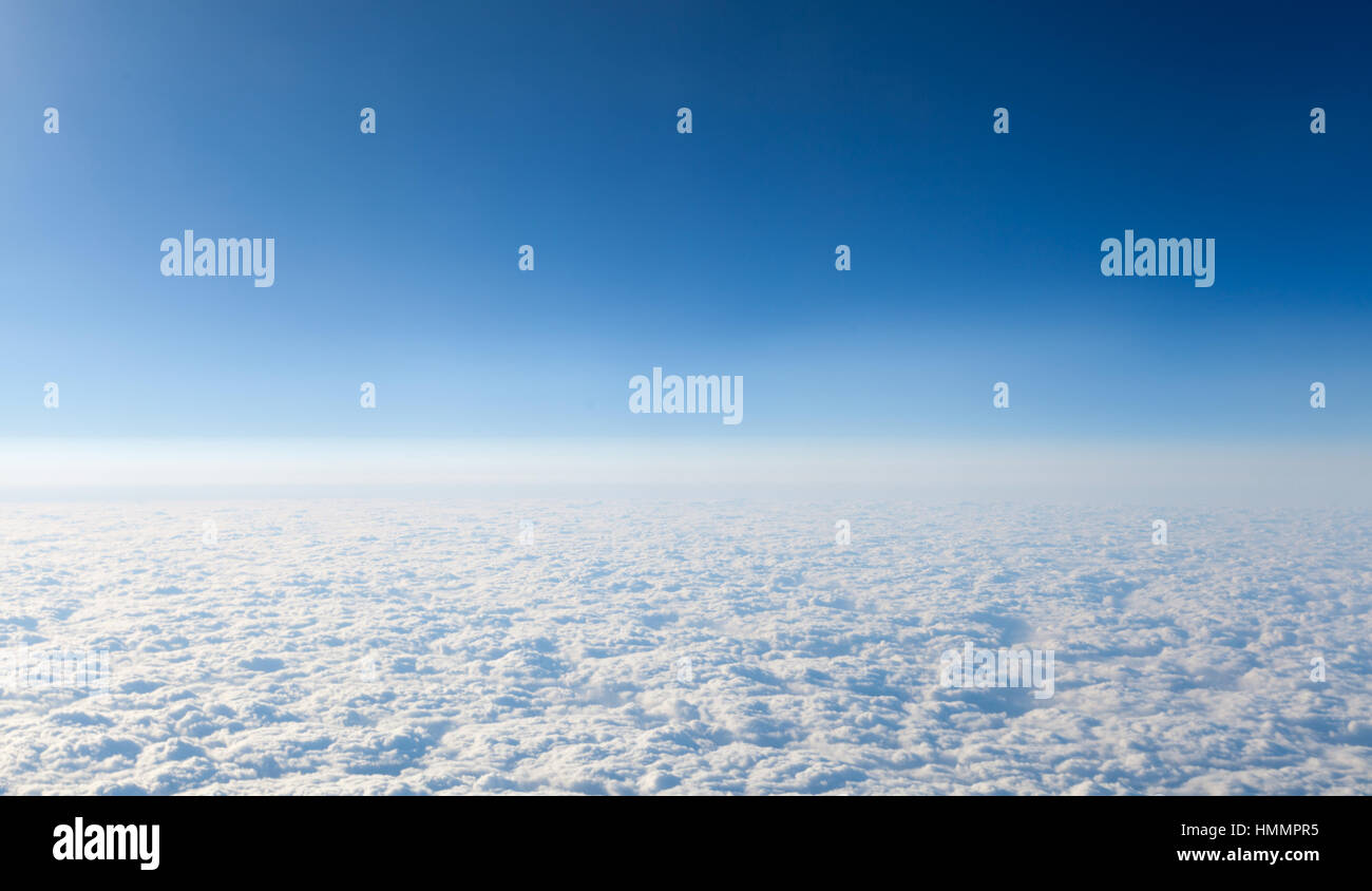 Incredibili nuvole e il cielo come visto attraverso la finestra di un aeromobile Foto Stock
