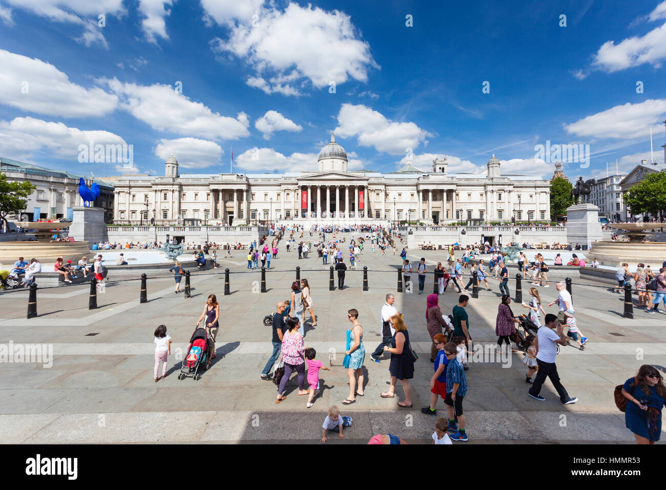 Londra - 20 agosto: la National Gallery a Trafalgar Square a Londra con il blu del cielo e turisti di passaggio il 20 agosto, 2013 Foto Stock