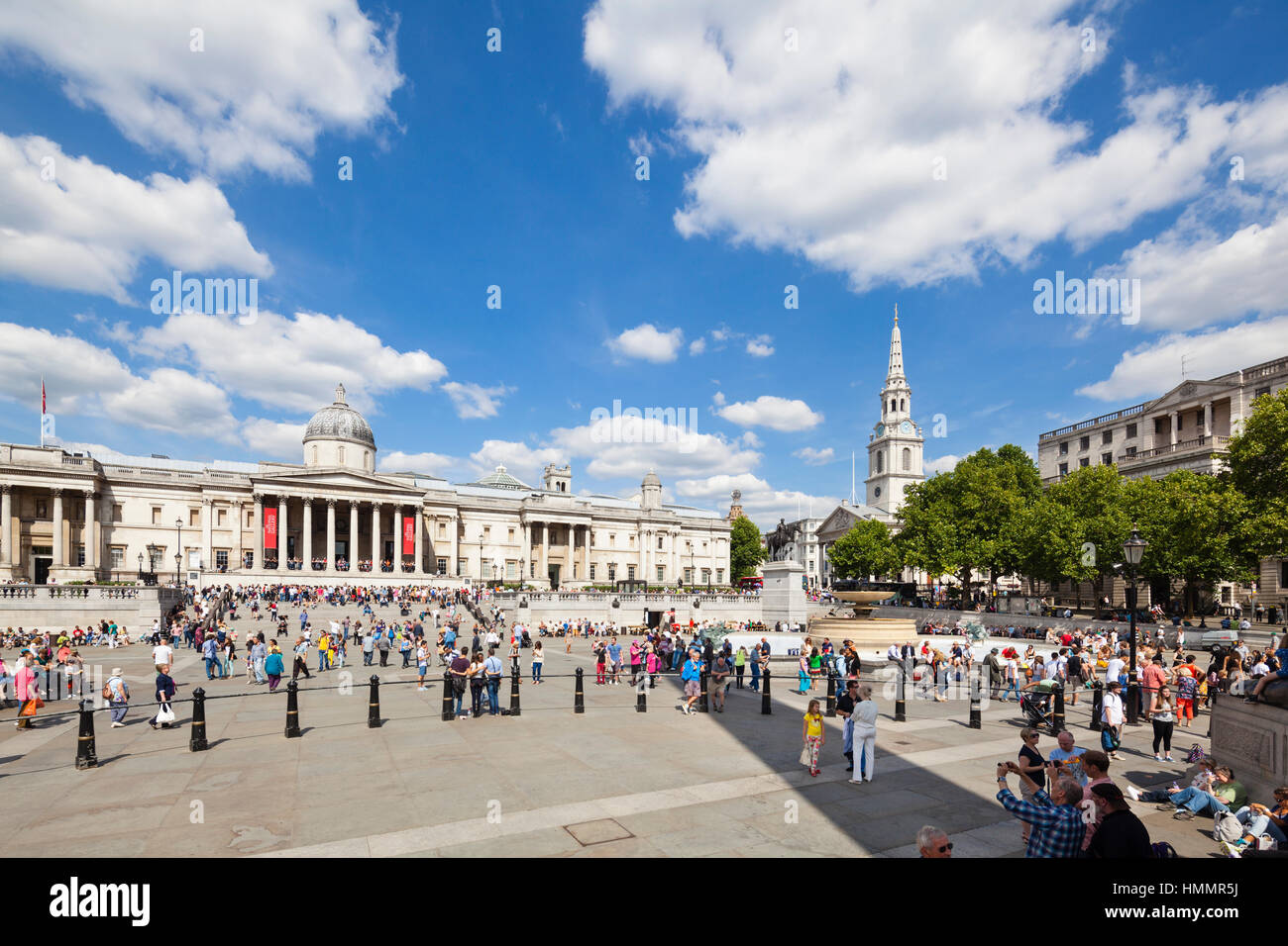 Londra - 20 agosto: la National Gallery a Trafalgar Square a Londra con il blu del cielo e turisti di passaggio il 20 agosto, 2013 Foto Stock