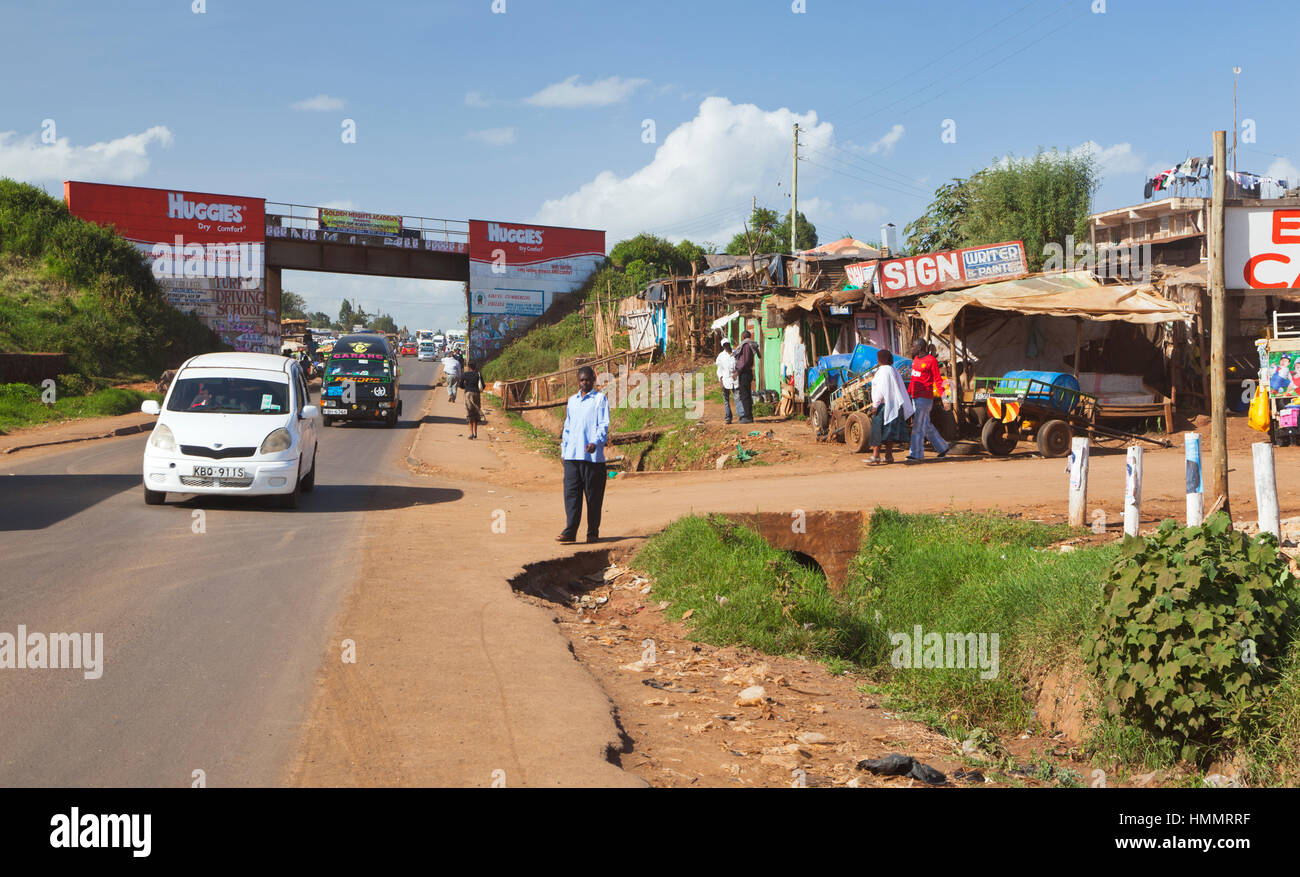Kikuyu, Kenya - febbraio 8: Persone e auto sulla strada principale in Kikuyu, Kenya in Febbraio 8, 2013 Foto Stock