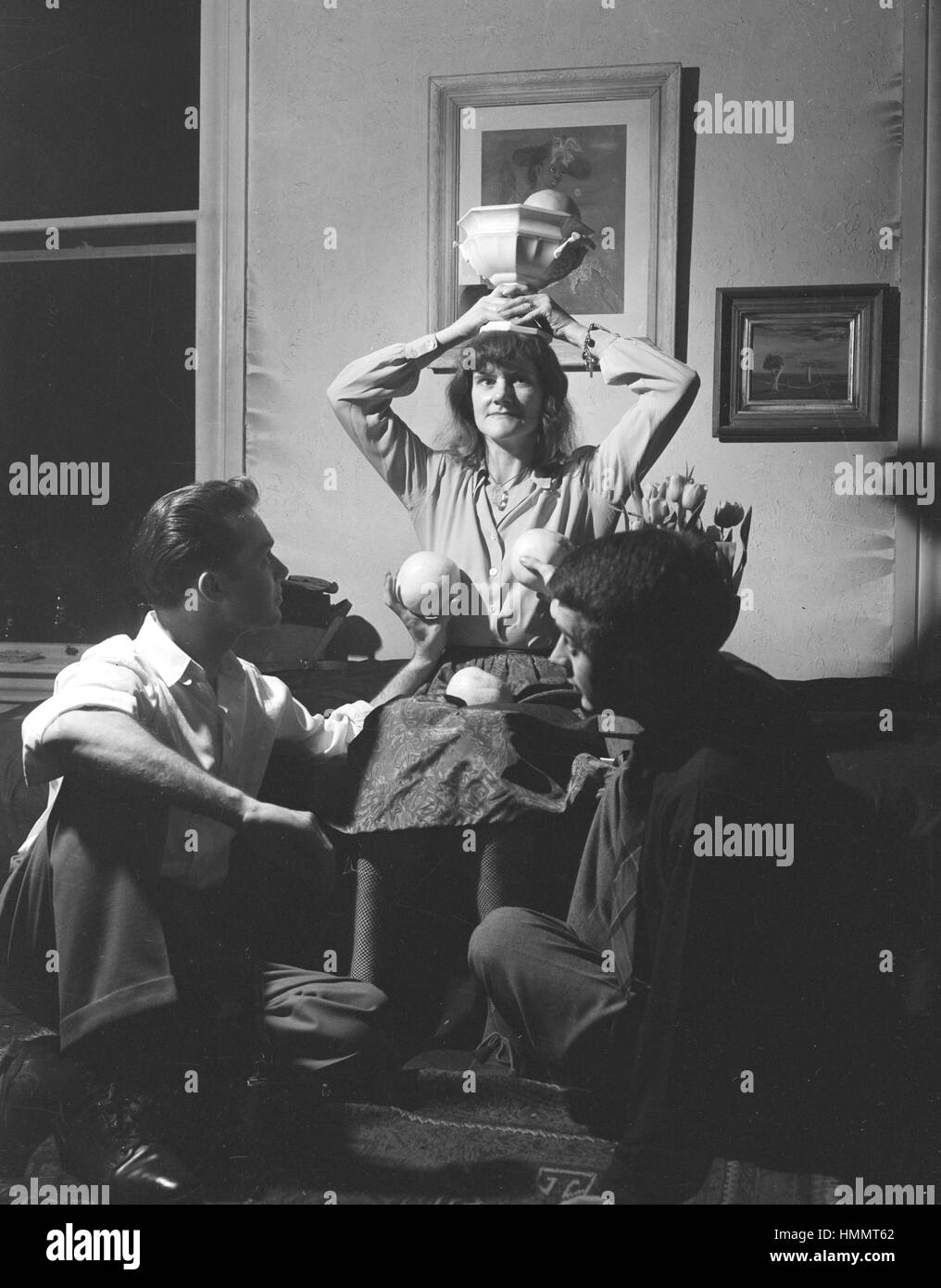 Gertrude Abercrombie, con Karl Priebe (sinistra) e Duddley Huppler. La foto è stata scattata a una festa a Priebe residence a Kalamazoo, Michigan, intorno al 1944. Foto Stock