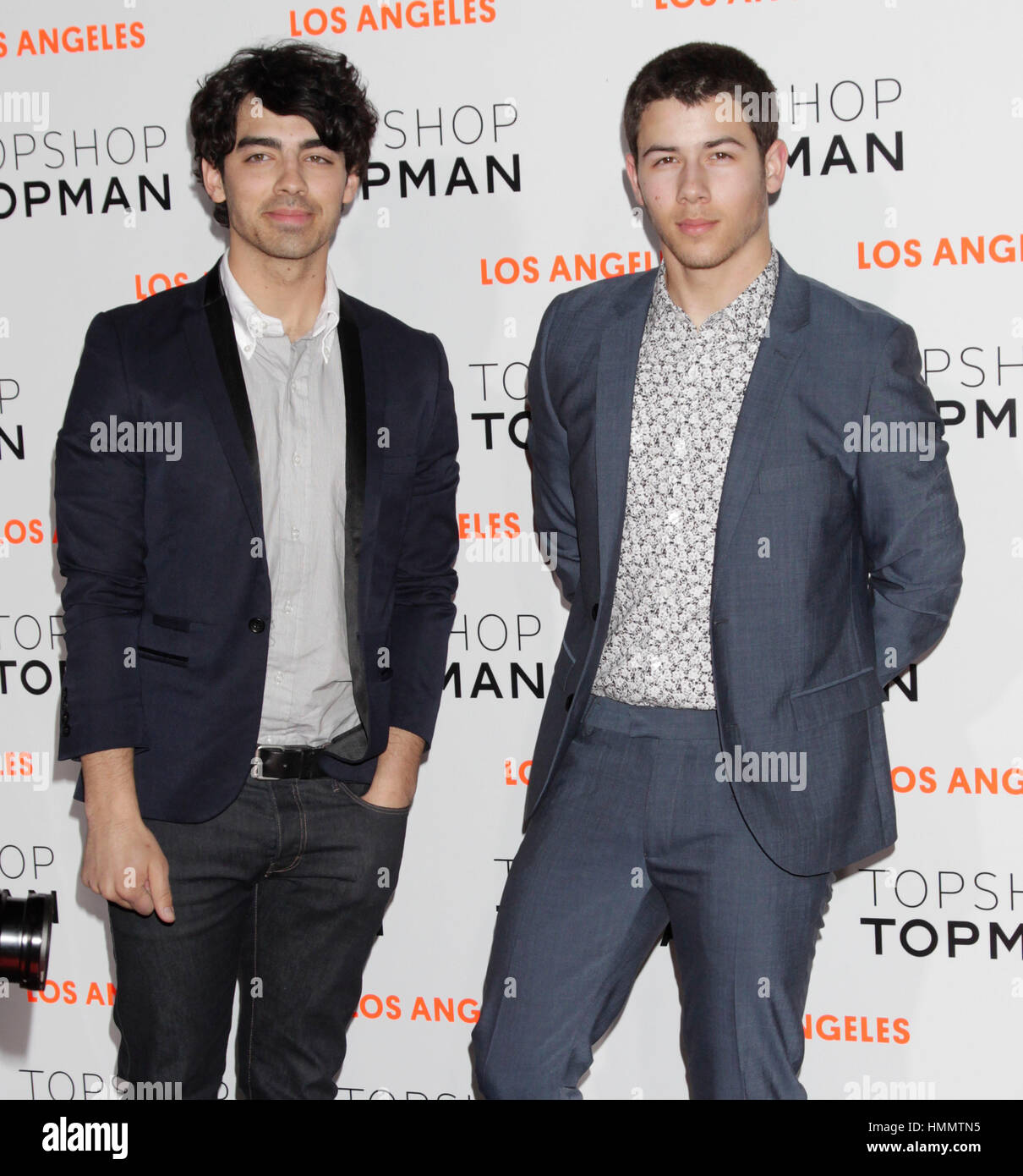 Joe Jonas, sinistra e Nick Jonas arrivano al Topshop Topman la festa di apertura il 14 febbraio 2013 in West Hollywood, California. Foto di Francesco Specker Foto Stock