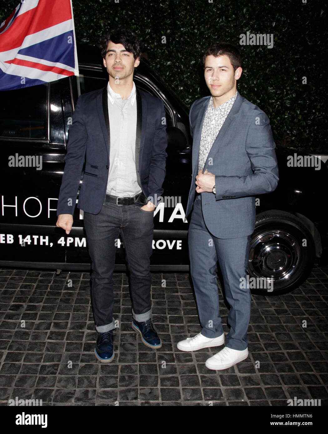 Joe Jonas, sinistra e Nick Jonas arrivano al Topshop Topman la festa di apertura il 14 febbraio 2013 in West Hollywood, California. Foto di Francesco Specker Foto Stock
