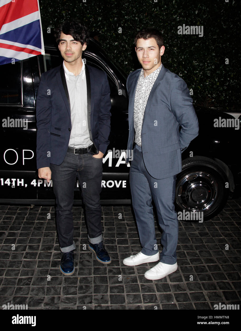 Joe Jonas, sinistra e Nick Jonas arrivano al Topshop Topman la festa di apertura il 14 febbraio 2013 in West Hollywood, California. Foto di Francesco Specker Foto Stock