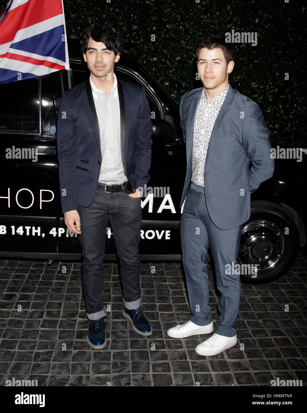 Joe Jonas, sinistra e Nick Jonas arrivano al Topshop Topman la festa di apertura il 14 febbraio 2013 in West Hollywood, California. Foto di Francesco Specker Foto Stock