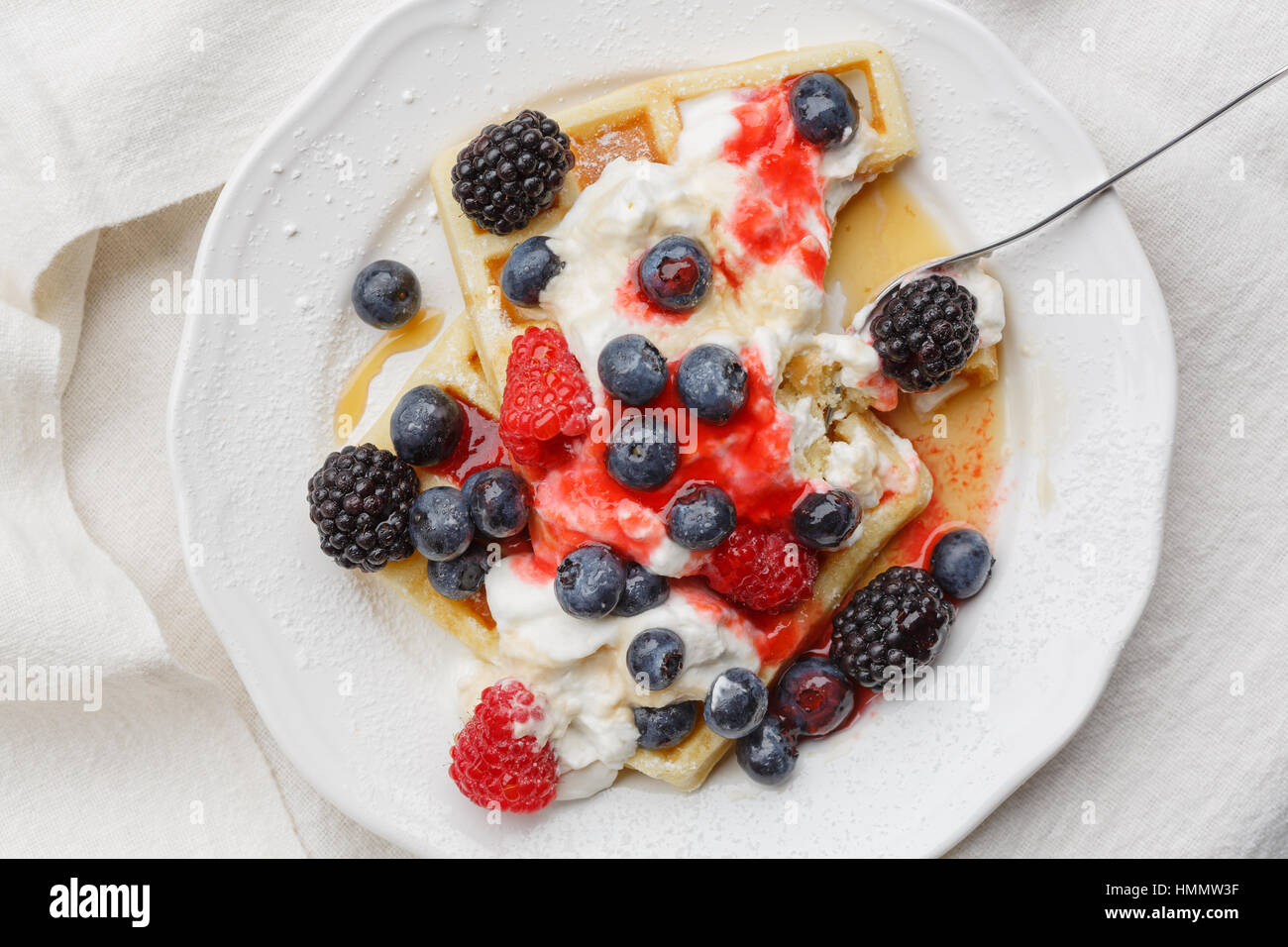 Cialde con Lamponi Mirtilli, panna montata, berry salsa di frutta e sciroppo d'acero Foto Stock