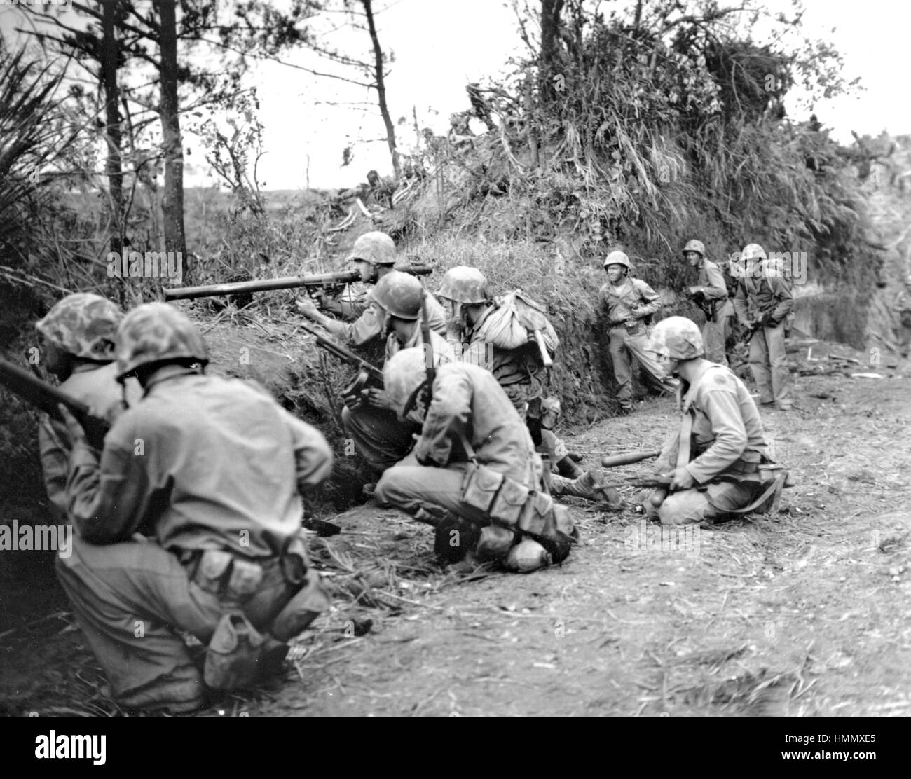 Battaglia di Okinawa aprile-giugno 1945. Marines americani nel coperchio mentre un bazooka operatore cerca un bersaglio. Foto: noi difesa Dept (Marine Corps) Foto Stock