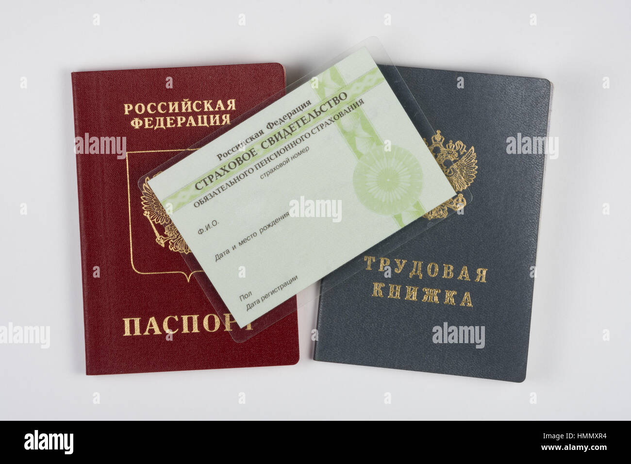 Il passaporto, la storia di occupazione e un certificato di assicurazione su sfondo bianco Foto Stock
