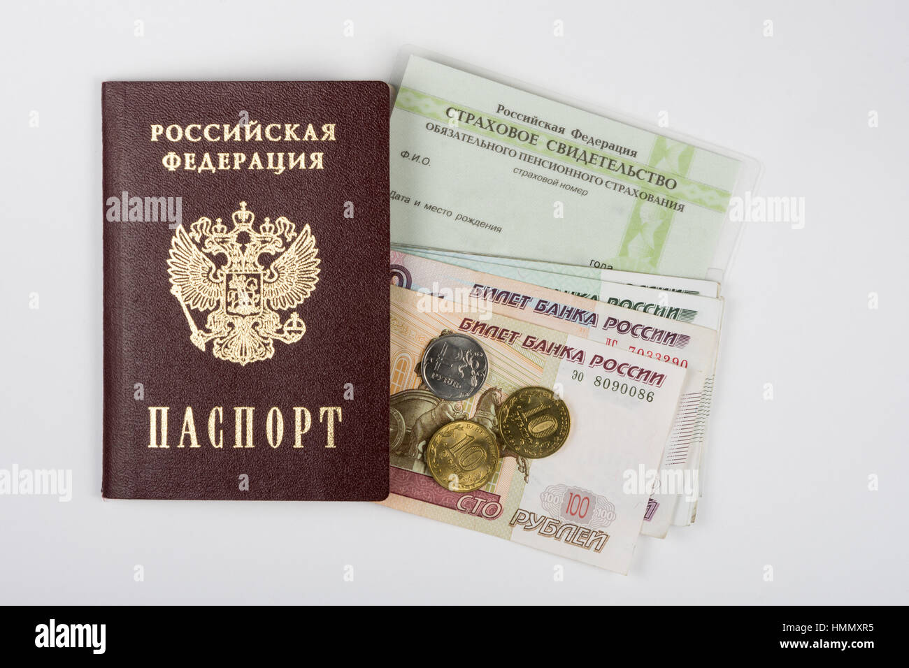 Passaporto, certificato di assicurazione e il denaro su sfondo bianco Foto Stock