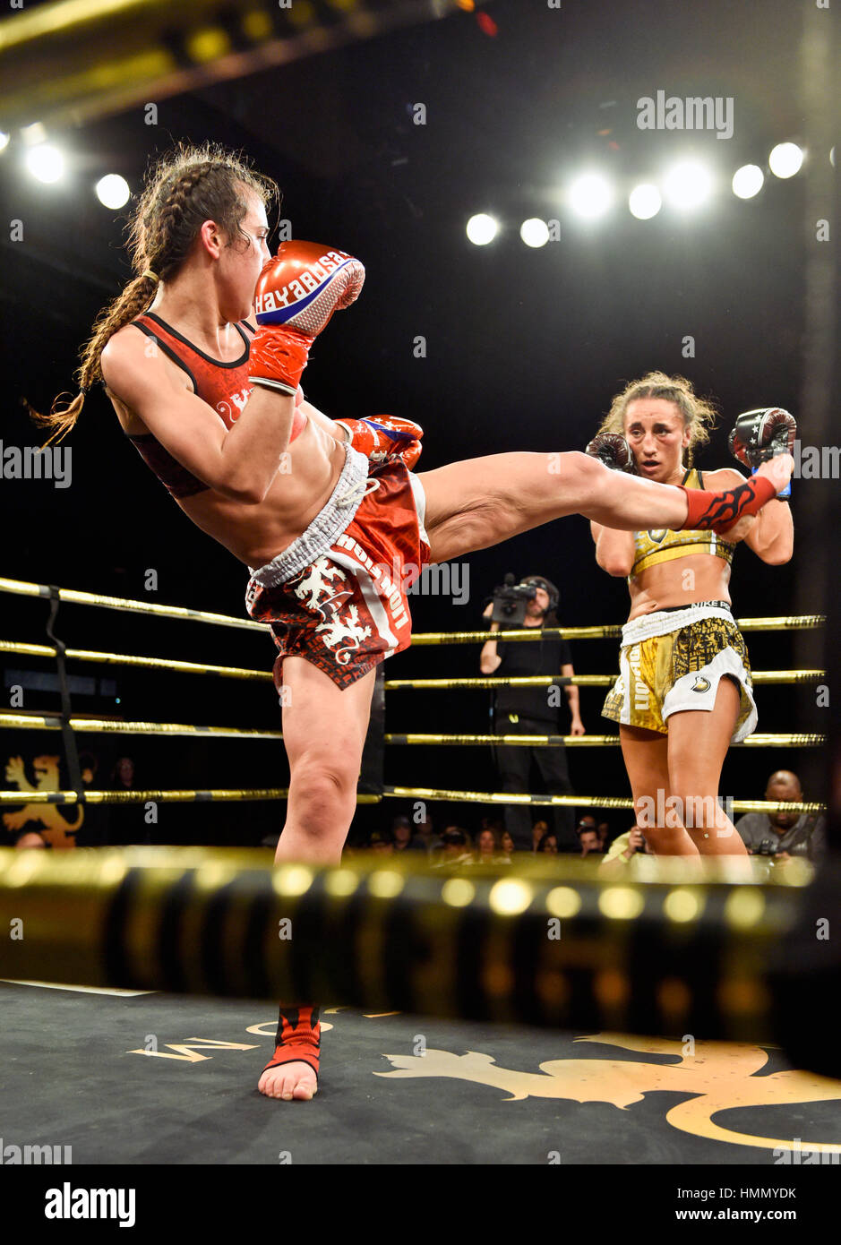 Las Vegas, Stati Uniti d'America. 03Feb, 2017. Las Vegas, Nevada, 3 febbraio 2017 - Lion lotta 34 presso il Tropicana Hotel and Casino - Iman "Pretty Killer" Barlow vs. Meryum "Mergen" Uslu - Lion lotta donna Super Peso gallo titolo - Photo credit: Ken Howard immagini Credito: Ken Howard/Alamy Live News Foto Stock