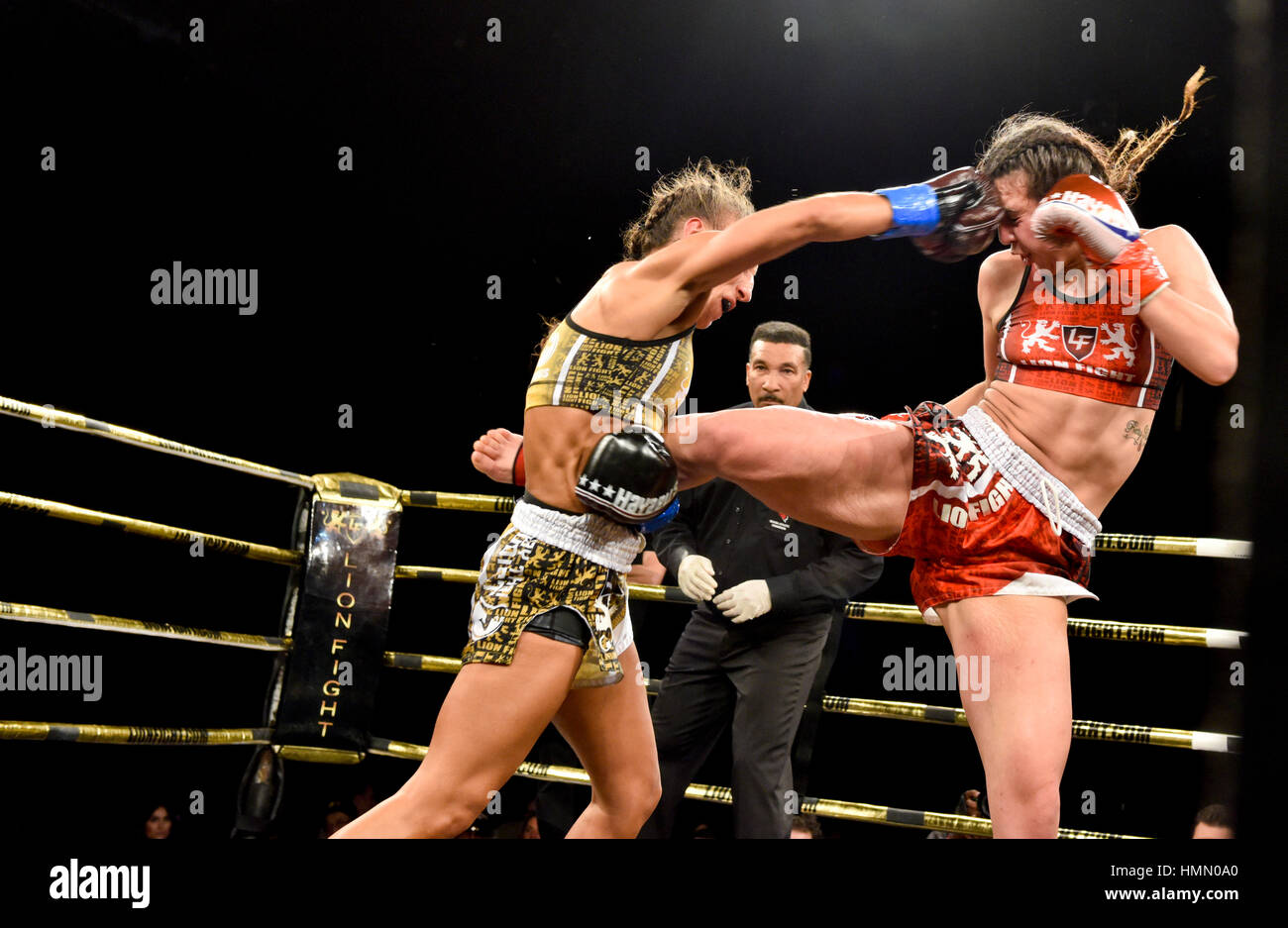 Las Vegas, Stati Uniti d'America. 03Feb, 2017. Las Vegas, Nevada, 3 febbraio 2017 - Lion lotta 34 presso il Tropicana Hotel and Casino - Iman "Pretty Killer" Barlow vs. Meryum "Mergen" Uslu - Lion lotta donna Super Peso gallo titolo - Photo credit: Ken Howard immagini Credito: Ken Howard/Alamy Live News Foto Stock