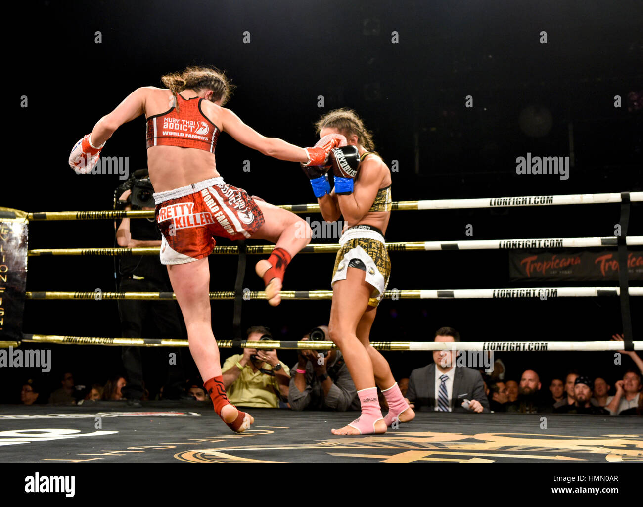 Las Vegas, Stati Uniti d'America. 03Feb, 2017. Las Vegas, Nevada, 3 febbraio 2017 - Lion lotta 34 presso il Tropicana Hotel and Casino - Iman "Pretty Killer" Barlow vs. Meryum "Mergen" Uslu - Lion lotta donna Super Peso gallo titolo - Photo credit: Ken Howard immagini Credito: Ken Howard/Alamy Live News Foto Stock