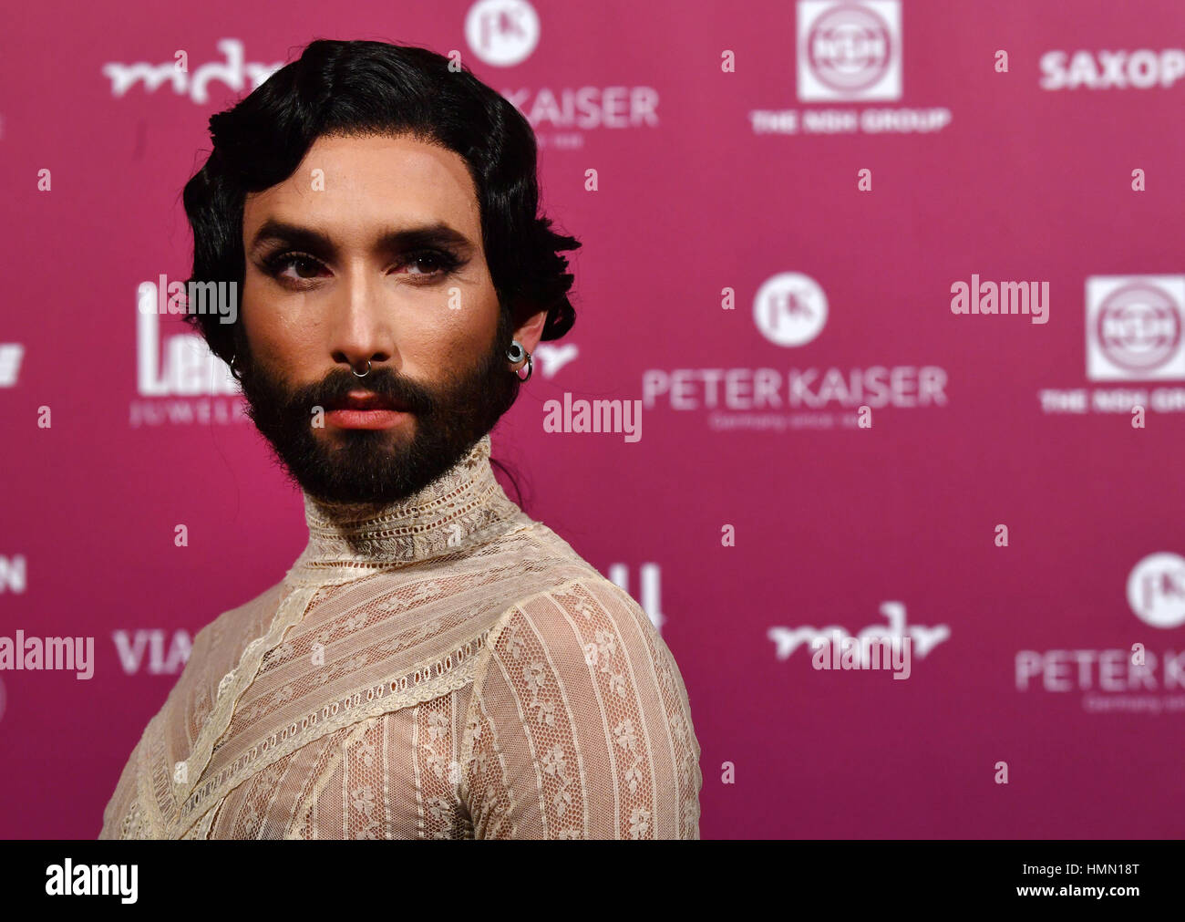 Dresden, Germania. 03Feb, 2017. Conchita Wurst alla XII Semper Opera sfera di Dresda, in Germania, 03 febbraio 2017. Foto: Jens Kalaene/dpa-Zentralbild/ZB/dpa/Alamy Live News Foto Stock