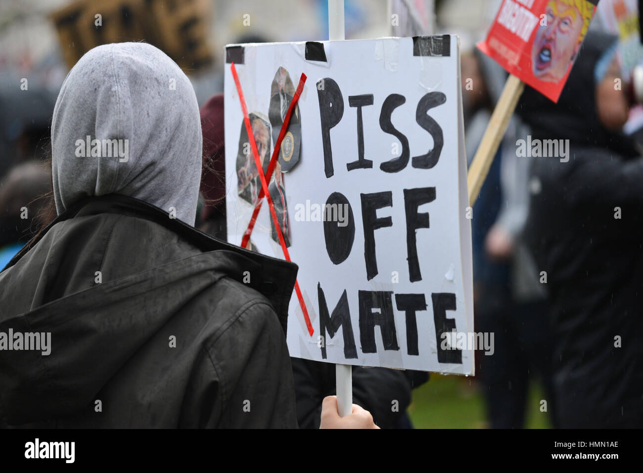 Grosvenor Square, Londra, Regno Unito. 4° febbraio 2017. Manifestanti alla fermata Trump's Divieto di musulmani nel centro di Londra. Credito: Matteo Chattle/Alamy Live News Foto Stock