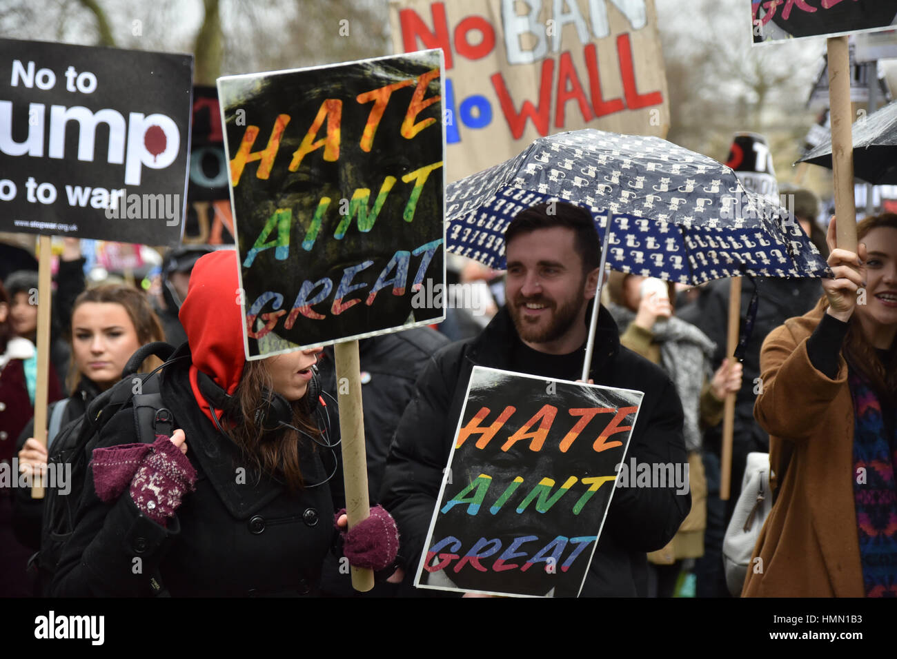 Grosvenor Square, Londra, Regno Unito. 4° febbraio 2017. Manifestanti alla fermata Trump's Divieto di musulmani nel centro di Londra. Credito: Matteo Chattle/Alamy Live News Foto Stock