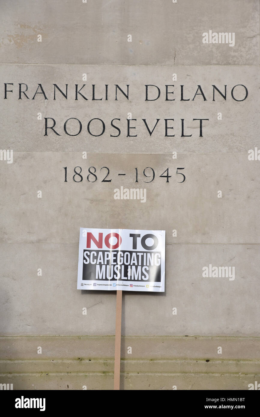 Grosvenor Square, Londra, Regno Unito. 4° febbraio 2017. Manifestanti alla fermata Trump's Divieto di musulmani nel centro di Londra. Credito: Matteo Chattle/Alamy Live News Foto Stock