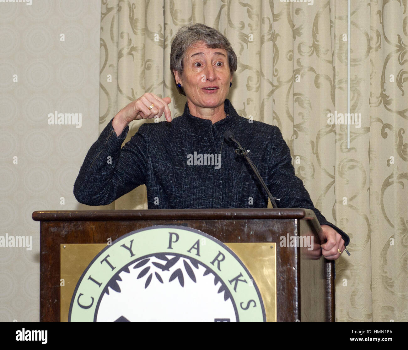 Gennaio 21, 2015 - Washington, Distretto di Columbia, Stati Uniti d'America - Stati Uniti Segretario degli Interni Sally Jewell esorta gli Stati Uniti Il congresso a rinnovare la terra e la conservazione di acqua a fondo prima che esso scade nel mese di settembre. Negli ultimi 50 anni, la LWCF ha usato gas e petrolio al largo delle royalties per contribuire a finanziare la creazione di più di 42.000 membro e parchi locali, parchi giochi, urban rifugi della fauna selvatica, greenways, percorsi e spazi aperti. Photo credit: Ron Sachs/AdMedia (credito Immagine: © Ron Sachs/AdMedia via ZUMA filo) Foto Stock