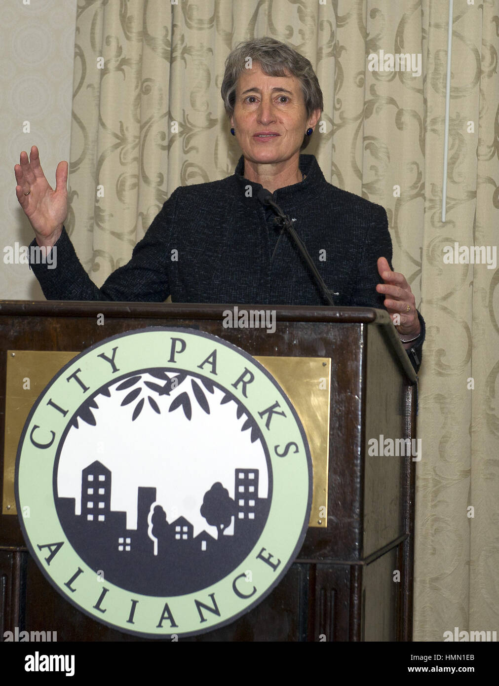 Gennaio 21, 2015 - Washington, Distretto di Columbia, Stati Uniti d'America - Stati Uniti Segretario degli Interni Sally Jewell esorta gli Stati Uniti Il congresso a rinnovare la terra e la conservazione di acqua a fondo prima che esso scade nel mese di settembre. Negli ultimi 50 anni, la LWCF ha usato gas e petrolio al largo delle royalties per contribuire a finanziare la creazione di più di 42.000 membro e parchi locali, parchi giochi, urban rifugi della fauna selvatica, greenways, percorsi e spazi aperti. Photo credit: Ron Sachs/AdMedia (credito Immagine: © Ron Sachs/AdMedia via ZUMA filo) Foto Stock