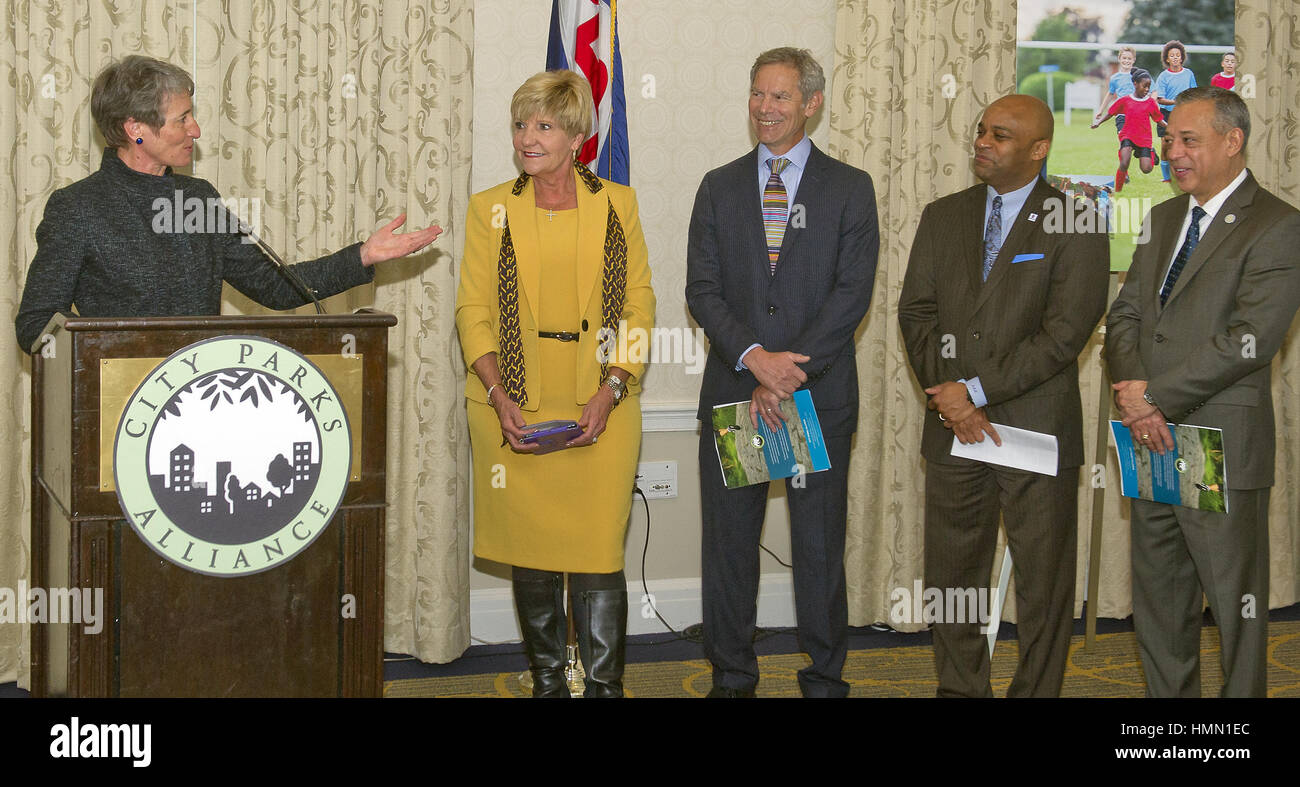 Gennaio 21, 2015 - Washington, Distretto di Columbia, Stati Uniti d'America - Stati Uniti Segretario degli Interni Sally Jewell esorta gli Stati Uniti Il congresso a rinnovare la terra e la conservazione di acqua a fondo prima che esso scade nel mese di settembre. Negli ultimi 50 anni, la LWCF ha usato gas e petrolio al largo delle royalties per contribuire a finanziare la creazione di più di 42.000 membro e parchi locali, parchi giochi, urban rifugi della fauna selvatica, greenways, percorsi e spazi aperti. Da sinistra a destra: Segretario Jewell, Fort Worth Sindaco Betsy Prezzo, Salt Lake City Sindaco Ralph Becker, Denver Sindaco Michael B. Hancock e Hartford può Foto Stock