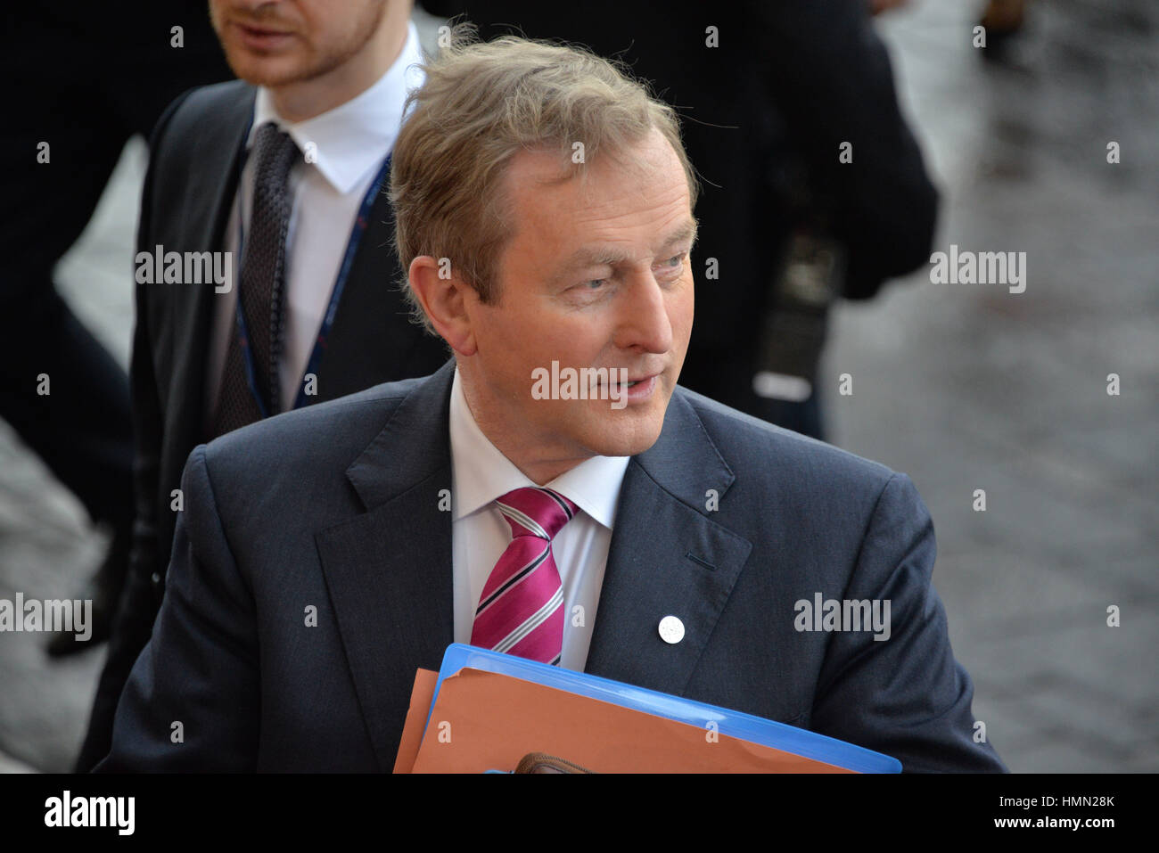 La Valletta, Malta. 3 febbraio, 2017. Taoiseach Enda Kenny arriva in corrispondenza di un vertice del Consiglio europeo a La Valletta, Malta, Venerdì, Febbraio 3, 2017. Un continuo flusso di migranti provenienti dal Medio Oriente e Africa è influenzano il Consiglio europeo ad agire con una certa vocazione per la cooperazione con il Governo libico per arginare il flusso di migranti lungo il Mediterraneo centrale rotta. Credito: Kendall Gilbert/Alamy Live News Foto Stock