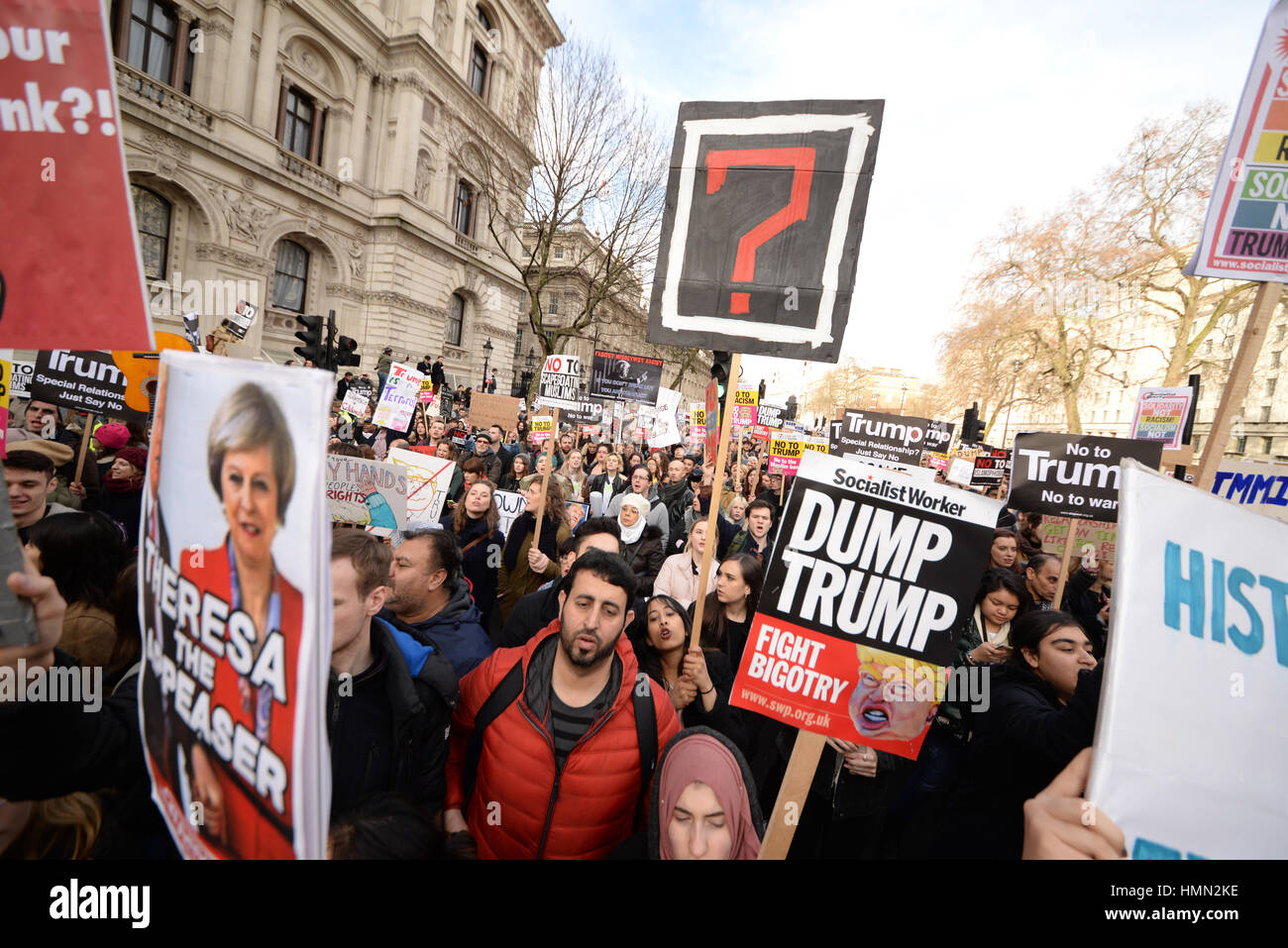 Divieto musulmano. I dimostranti si sono riuniti di fronte a Downing Street per protestare contro Donald Trump's ordine esecutivo - doppiato il suo 'Muslim divieto' Foto Stock