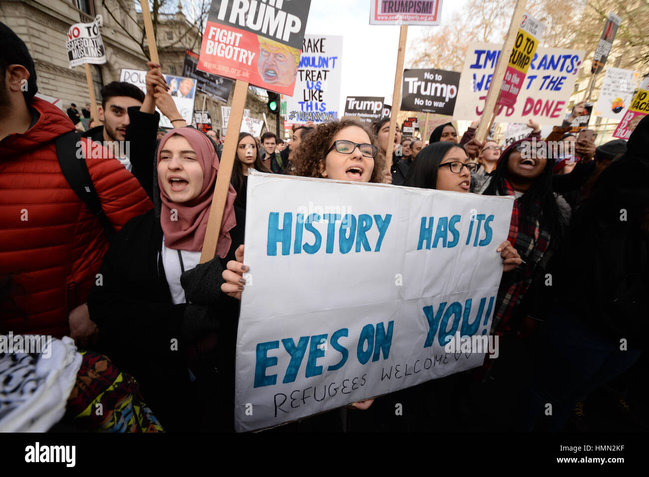 Divieto musulmano. I dimostranti si sono riuniti di fronte a Downing Street per protestare contro Donald Trump's ordine esecutivo - doppiato il suo 'Muslim divieto' Foto Stock