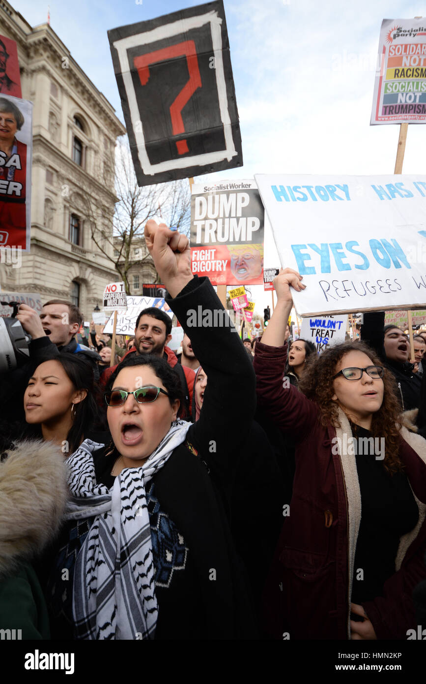 Divieto musulmano. I dimostranti si sono riuniti di fronte a Downing Street per protestare contro Donald Trump's ordine esecutivo - doppiato il suo 'Muslim divieto' Foto Stock